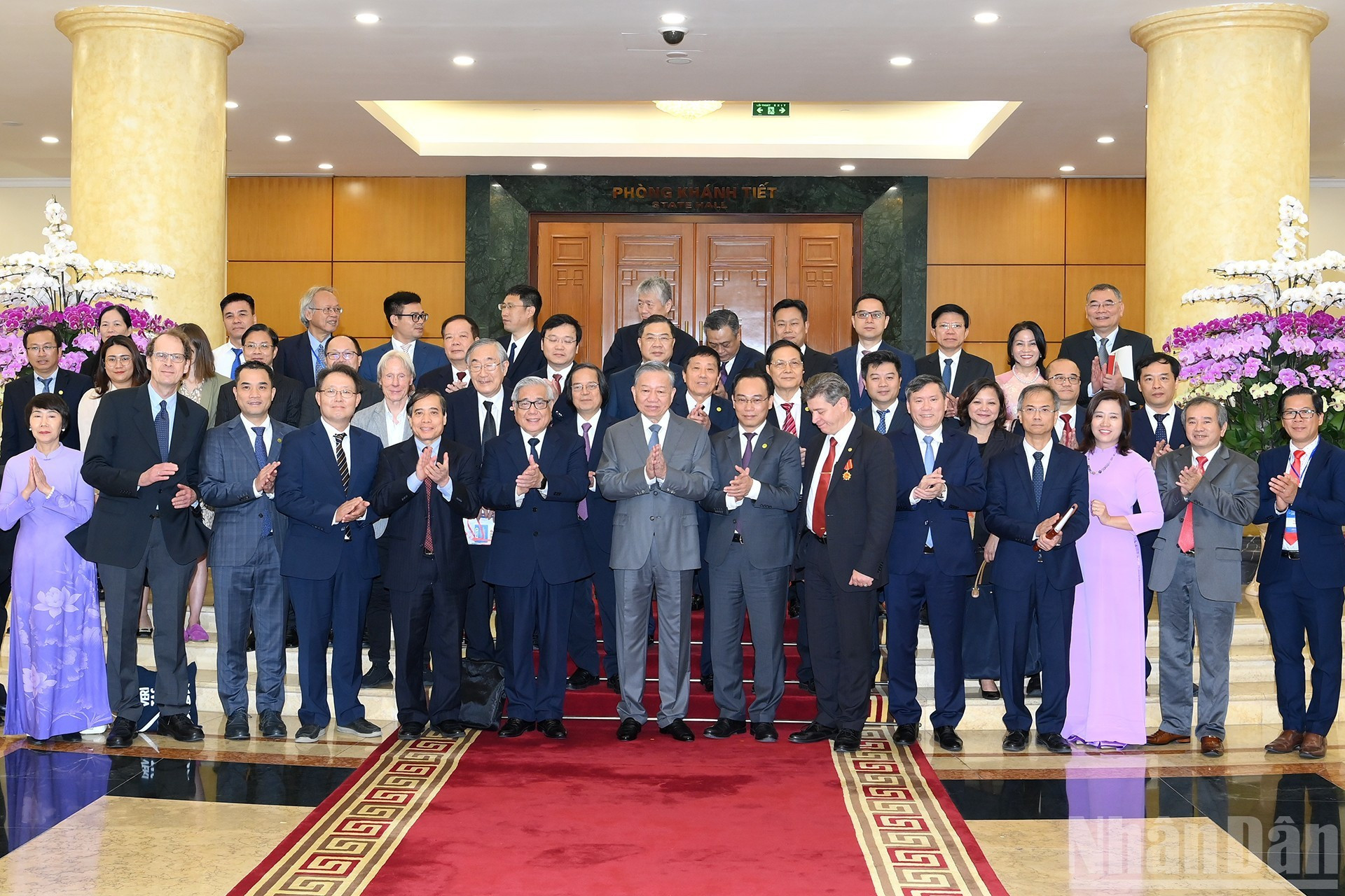 El máximo dirigente político del país y delegados a la cita se toman fotos. El máximo dirigente político del país y delegados a la cita se toman fotos.