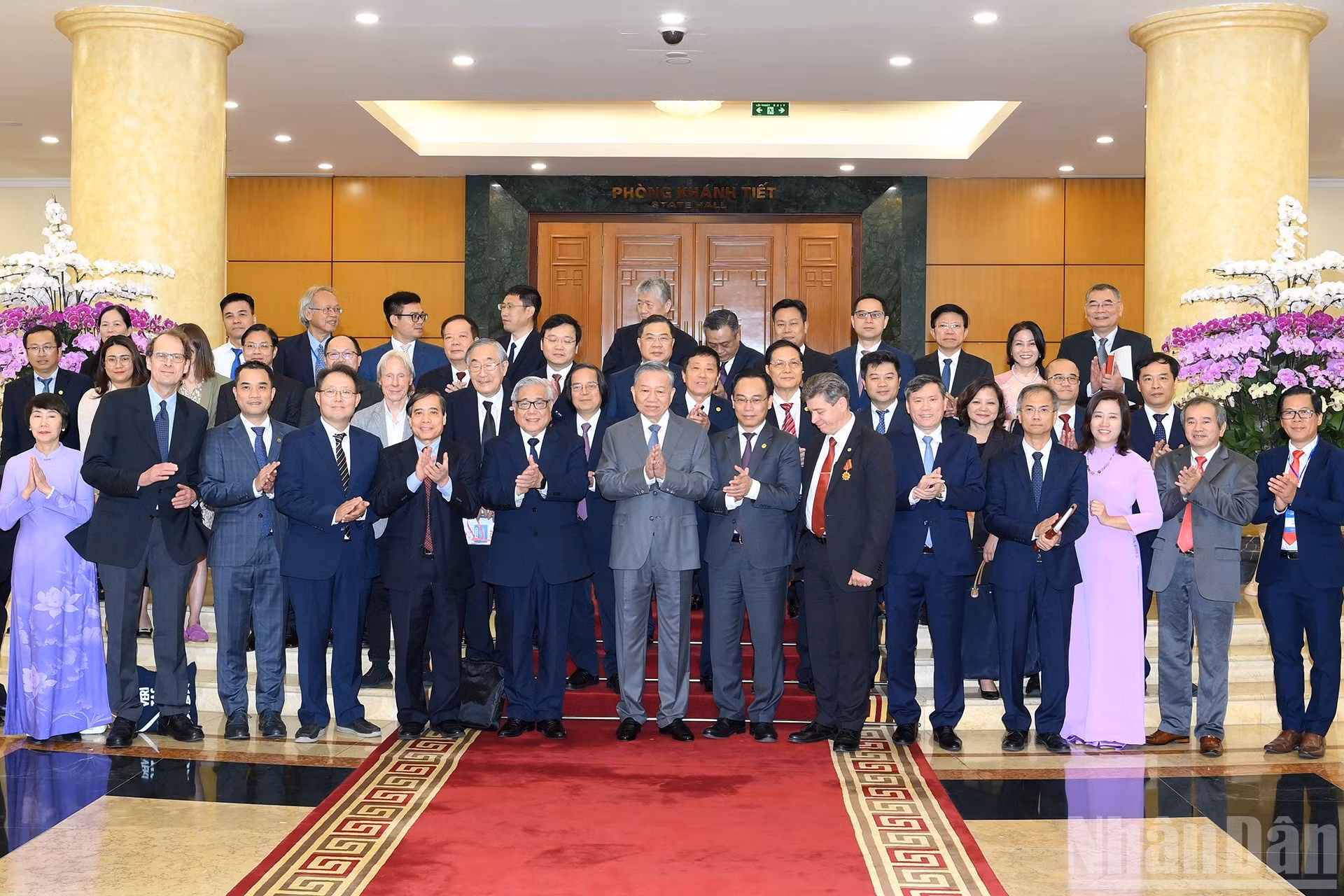 El máximo dirigente político del país y delegados a la cita se toman fotos.