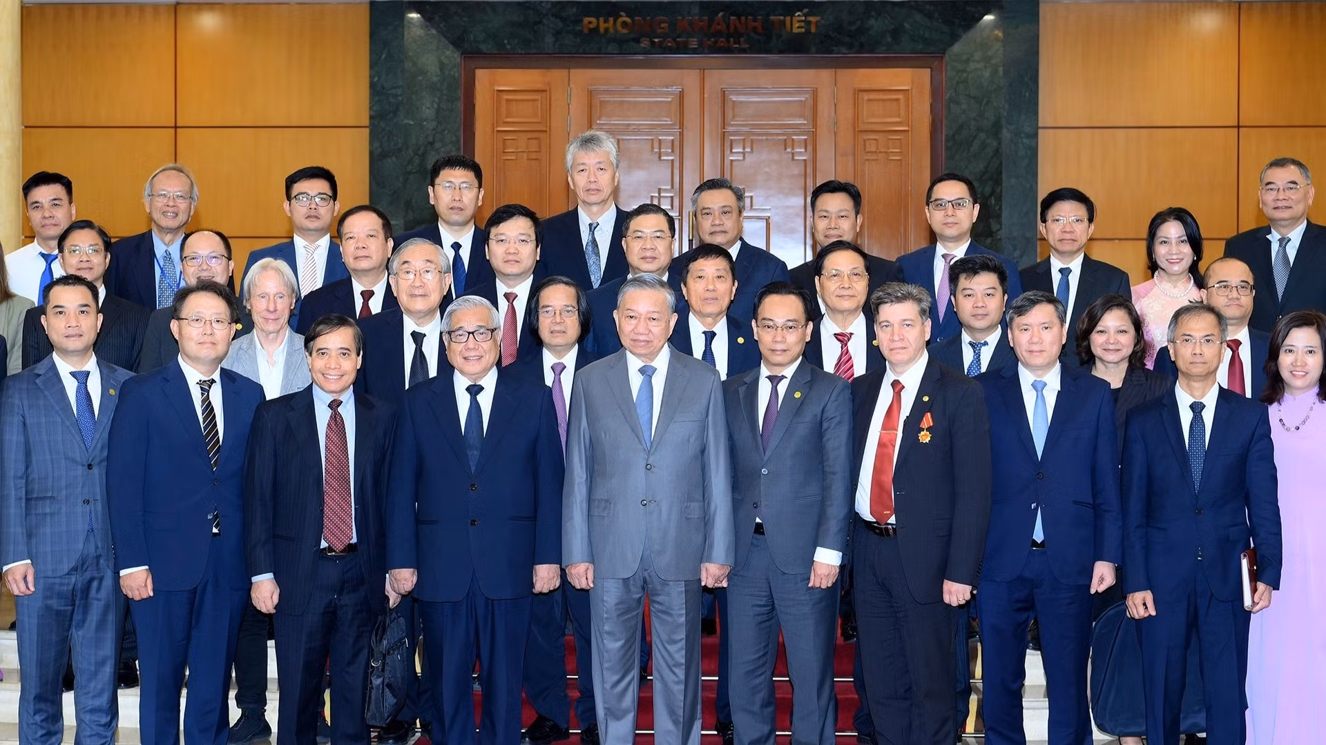 El secretario general del Partido Comunista de Vietnam, To Lam, y delegados a la séptima Conferencia Internacional de Vietnamología.