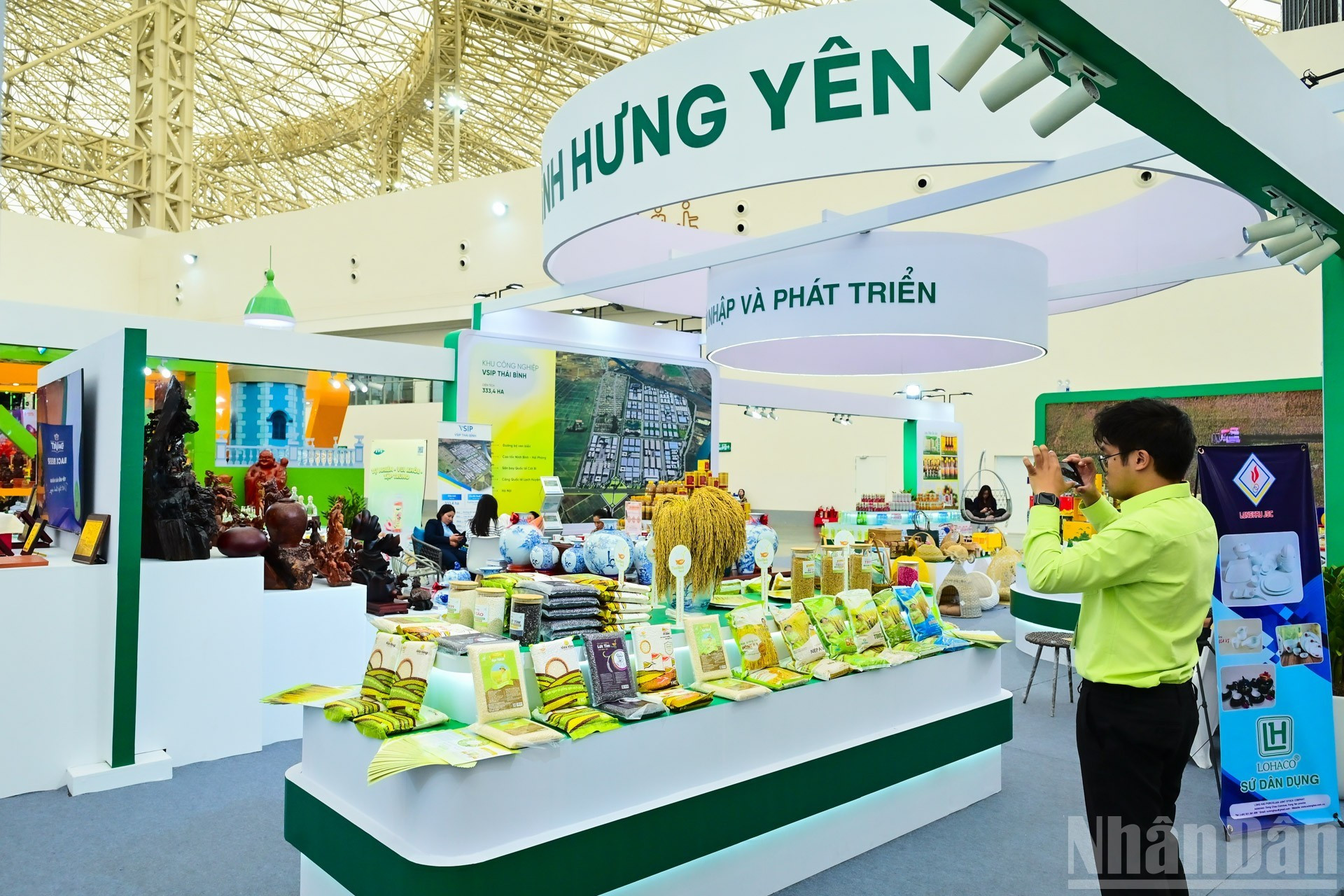 La provincia norteña de Hung Yen se presenta en la feria con el espíritu de integración y desarrollo basado en sus distintos productos. La provincia norteña de Hung Yen se presenta en la feria con el espíritu de integración y desarrollo basado en sus distintos productos.
