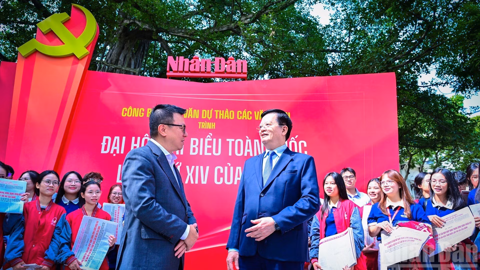 El viceprimer ministro Mai Van Chinh (derecha) visita la exposición “Textos completos de los borradores de documentos del XIV Congreso Nacional del Partido” en la sede de Nhan Dan.