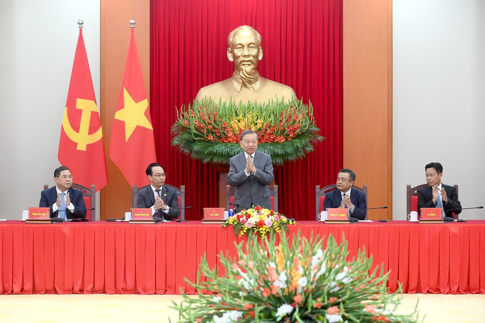 El secretario general del Partido Comunista de Vietnam, To Lam, conduce la conversación. El secretario general del Partido Comunista de Vietnam, To Lam, conduce la conversación.