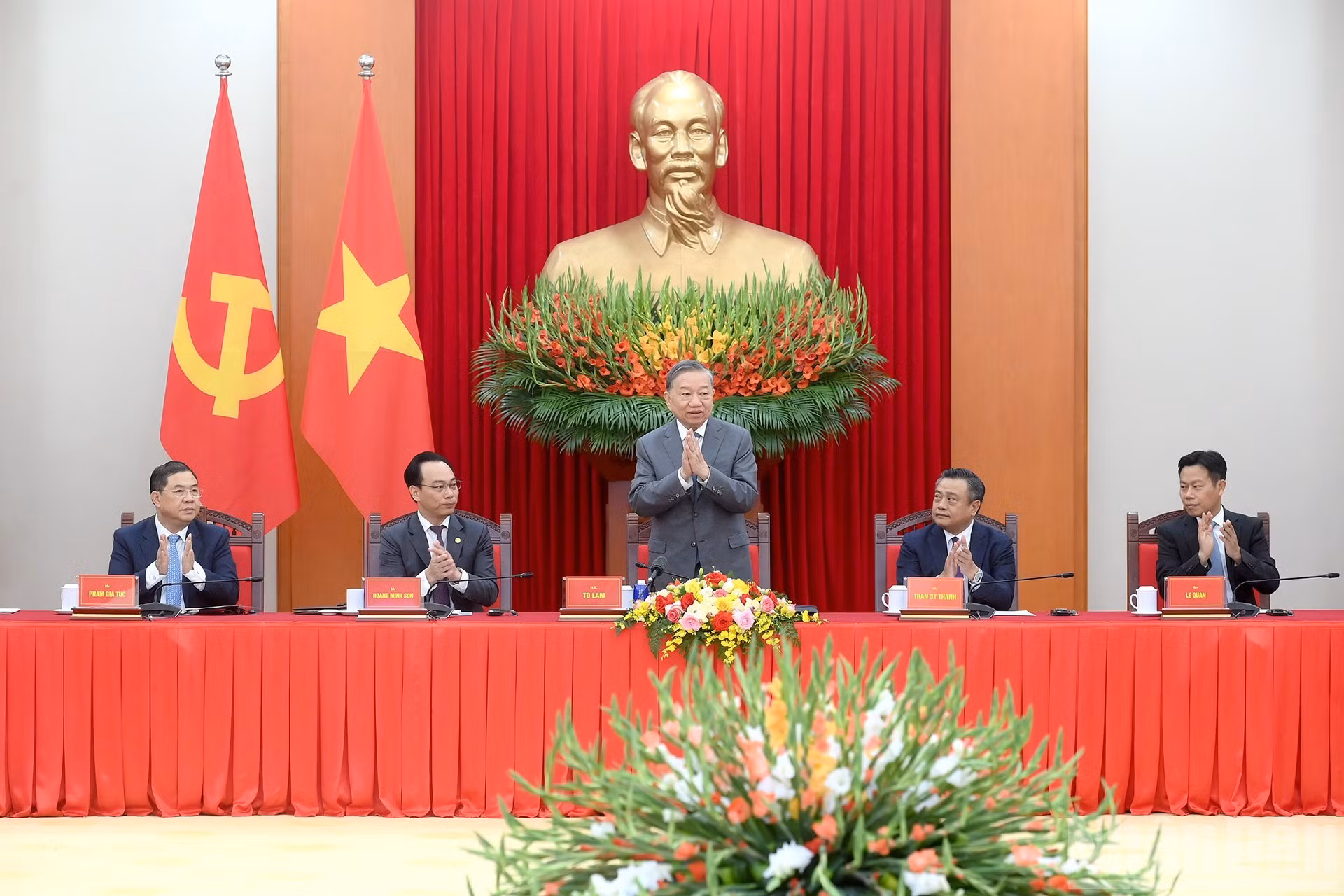 El secretario general del Partido Comunista de Vietnam, To Lam, conduce la conversación.