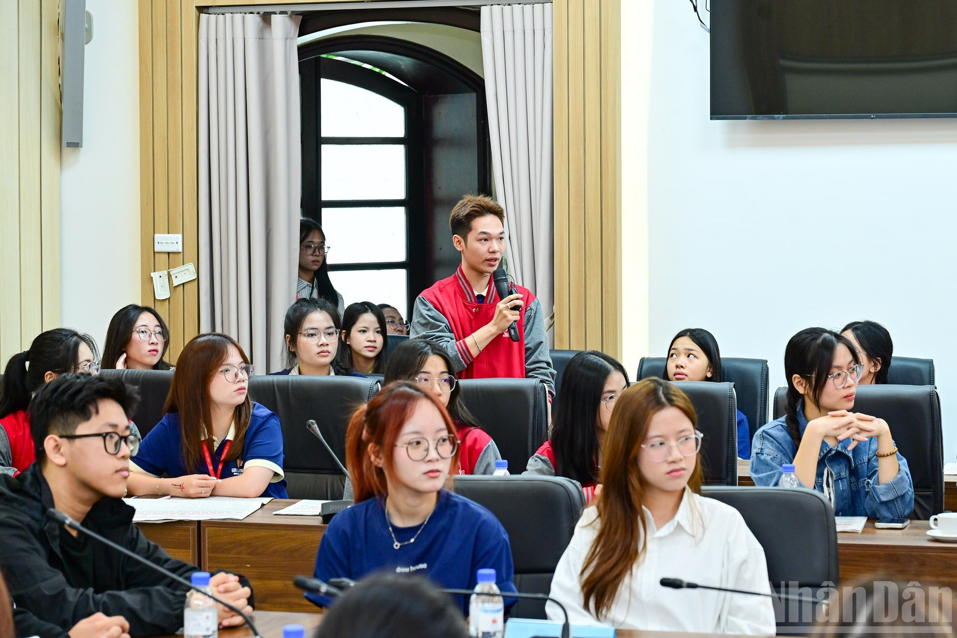 Un oyente aporta su punto de vista.