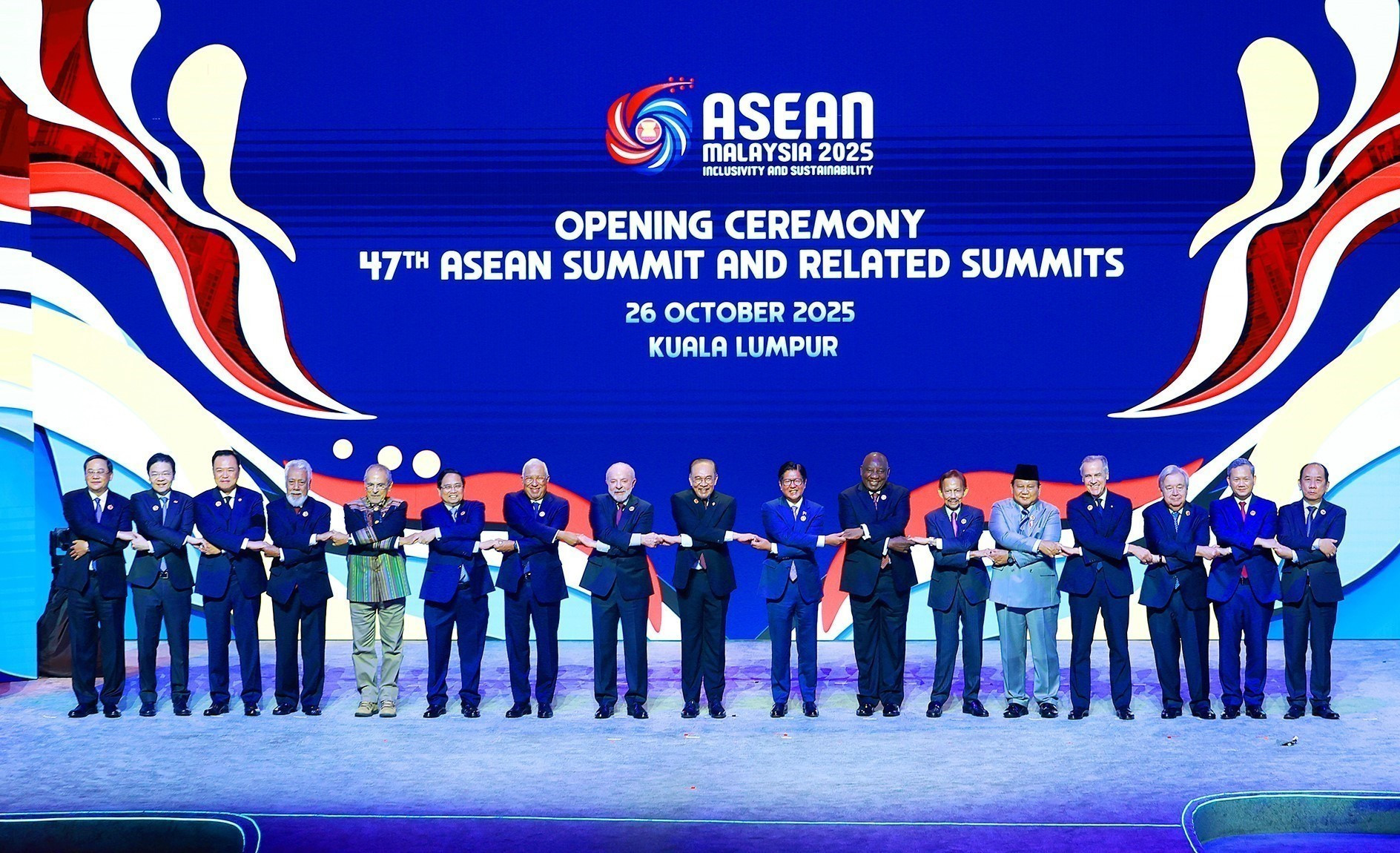 El primer ministro de Vietnam, Pham Minh Chinh (sexto a la izquierda), posa junto con otros jefes de delegación a la ceremonia inaugural de la 47ª Cumbre de Asean y las reuniones de alto nivel relacionadas. El primer ministro de Vietnam, Pham Minh Chinh (sexto a la izquierda), posa junto con otros jefes de delegación a la ceremonia inaugural de la 47ª Cumbre de Asean y las reuniones de alto nivel relacionadas.