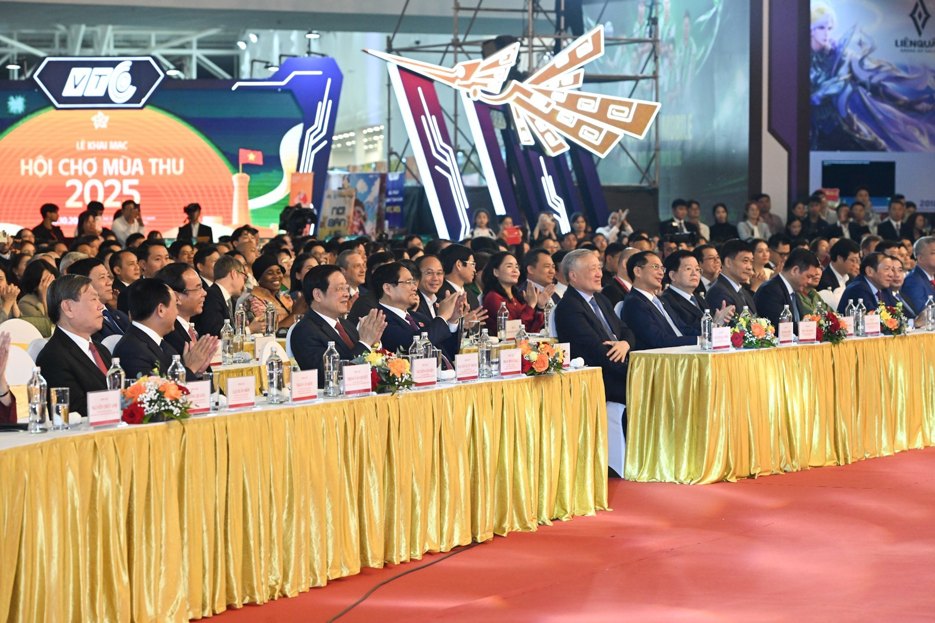 El jefe de Gobierno y delegados al evento. El jefe de Gobierno y delegados al evento.