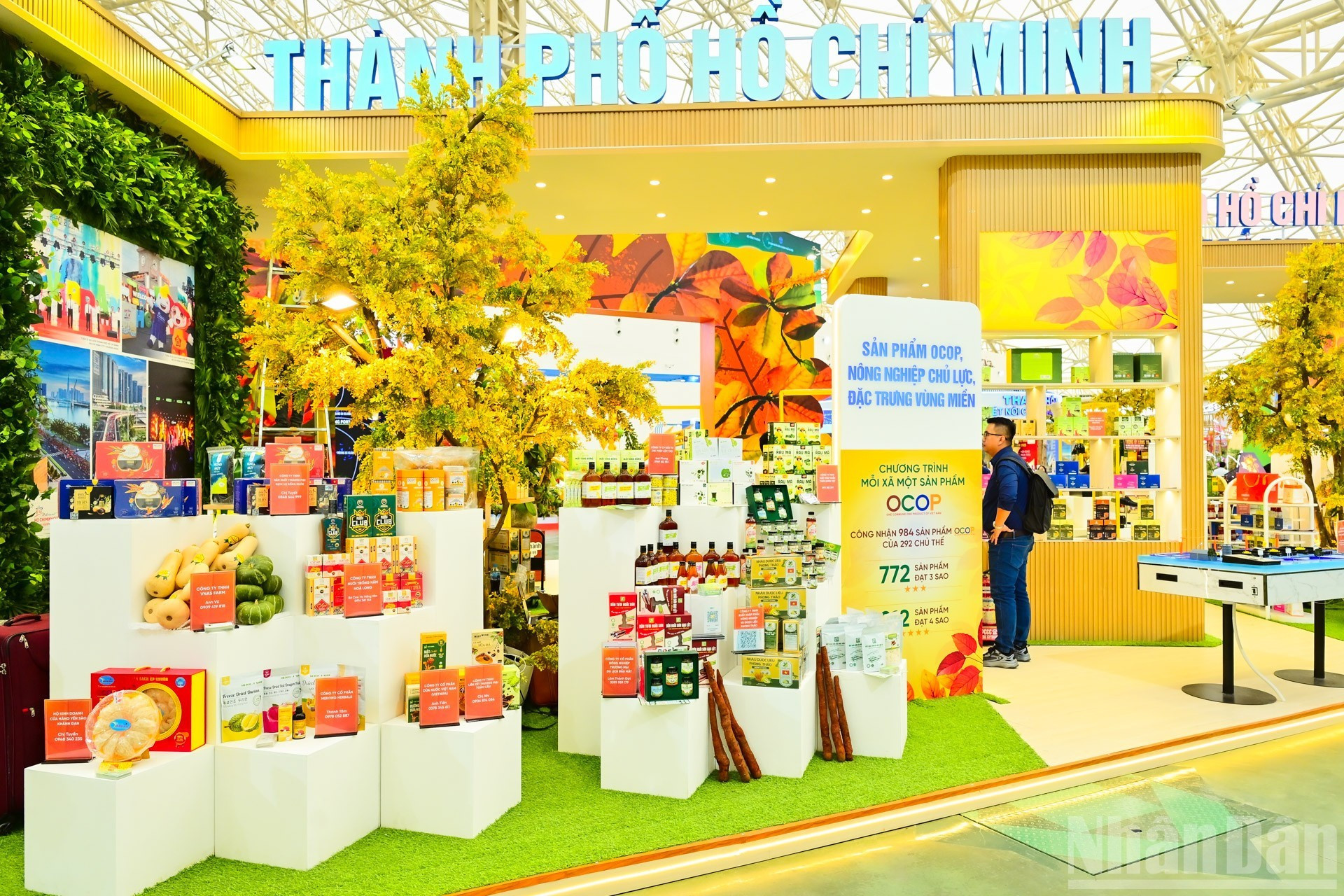 Ciudad Ho Chi Minh, la mayor metrópoli del país, y sus productos. Ciudad Ho Chi Minh, la mayor metrópoli del país, y sus productos.