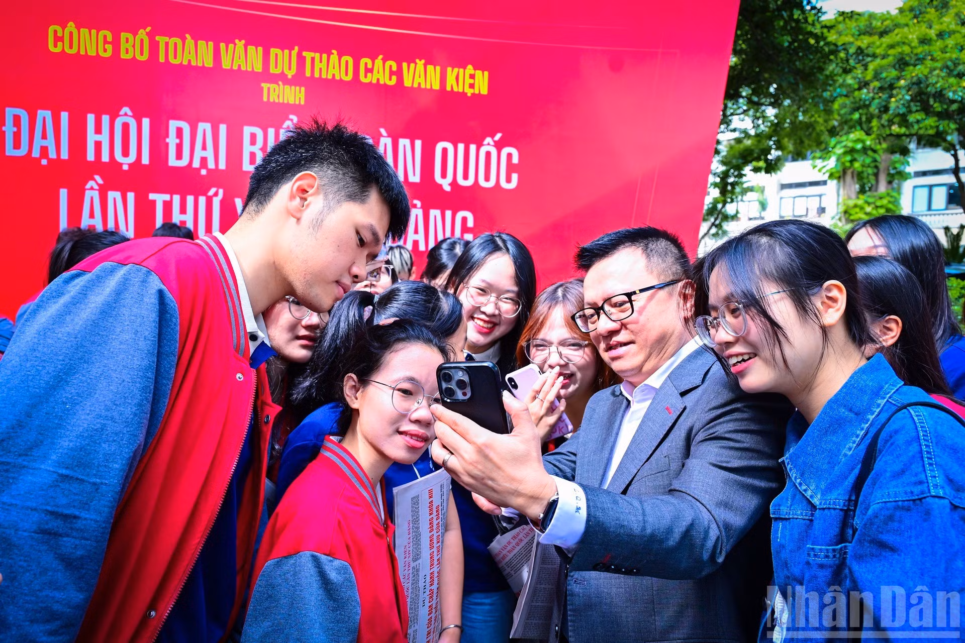 Le Quoc Minh, miembro del Comité Central del PCV, presidente-editor de Nhan Dan, subjefe de la Comisión de Propaganda y Movilización de Masas del Comité Central del Partido y titular de la Asociación de Periodistas del país, enseña a lectores el acceso y la aportación de opiniones en el portal especializado de Nhan Dan sobre el XIV Congreso Nacional del Partido.