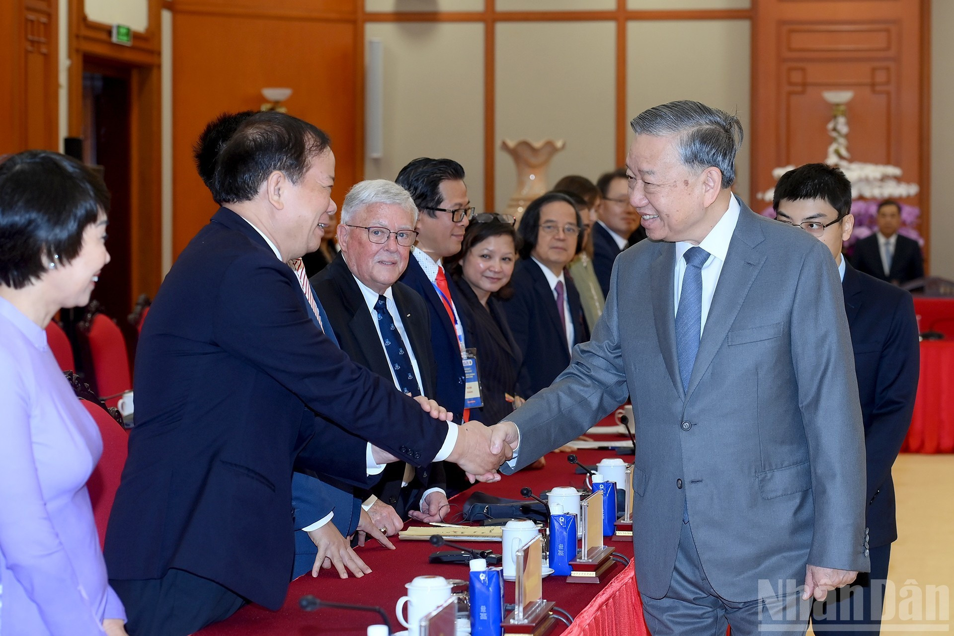 El secretario general del Partido Comunista de Vietnam, To Lam, y delegados a la reunión. El secretario general del Partido Comunista de Vietnam, To Lam, y delegados a la reunión.