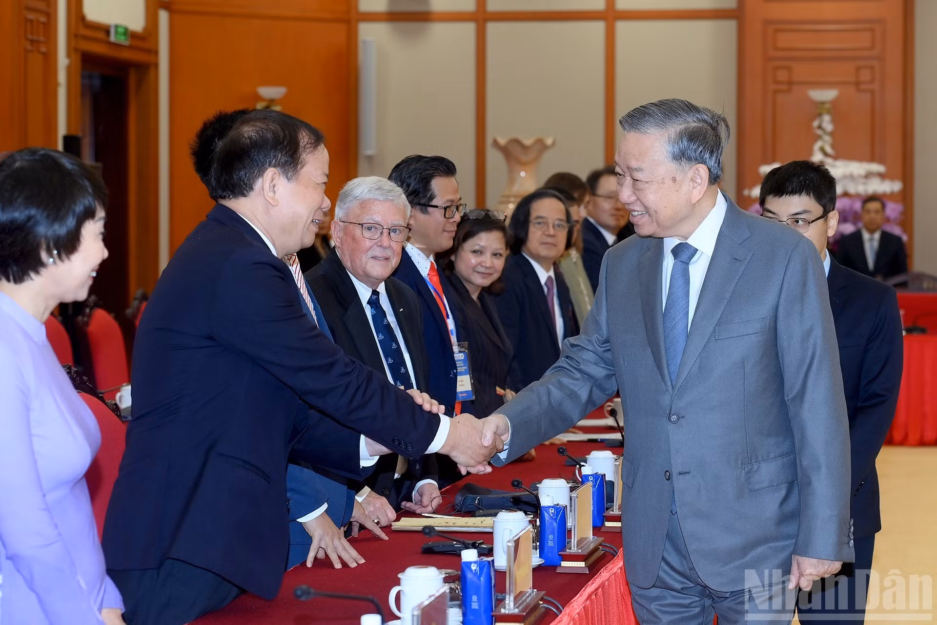 El secretario general del Partido Comunista de Vietnam, To Lam, y delegados a la reunión.