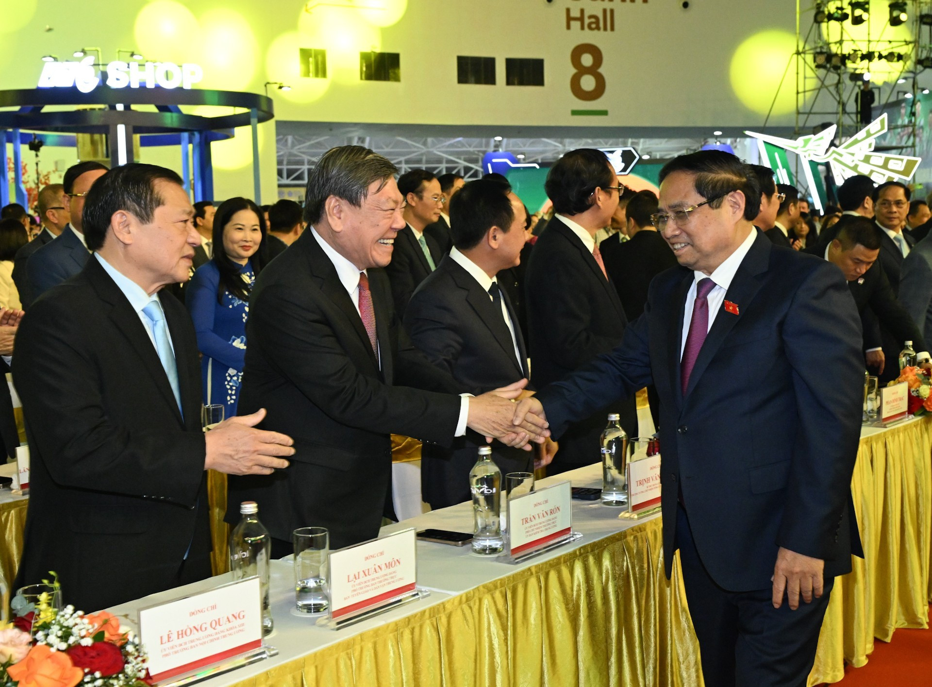 El primer ministro Pham Minh Chinh y delegados a la ceremonia inaugural de la feria. El primer ministro Pham Minh Chinh y delegados a la ceremonia inaugural de la feria.