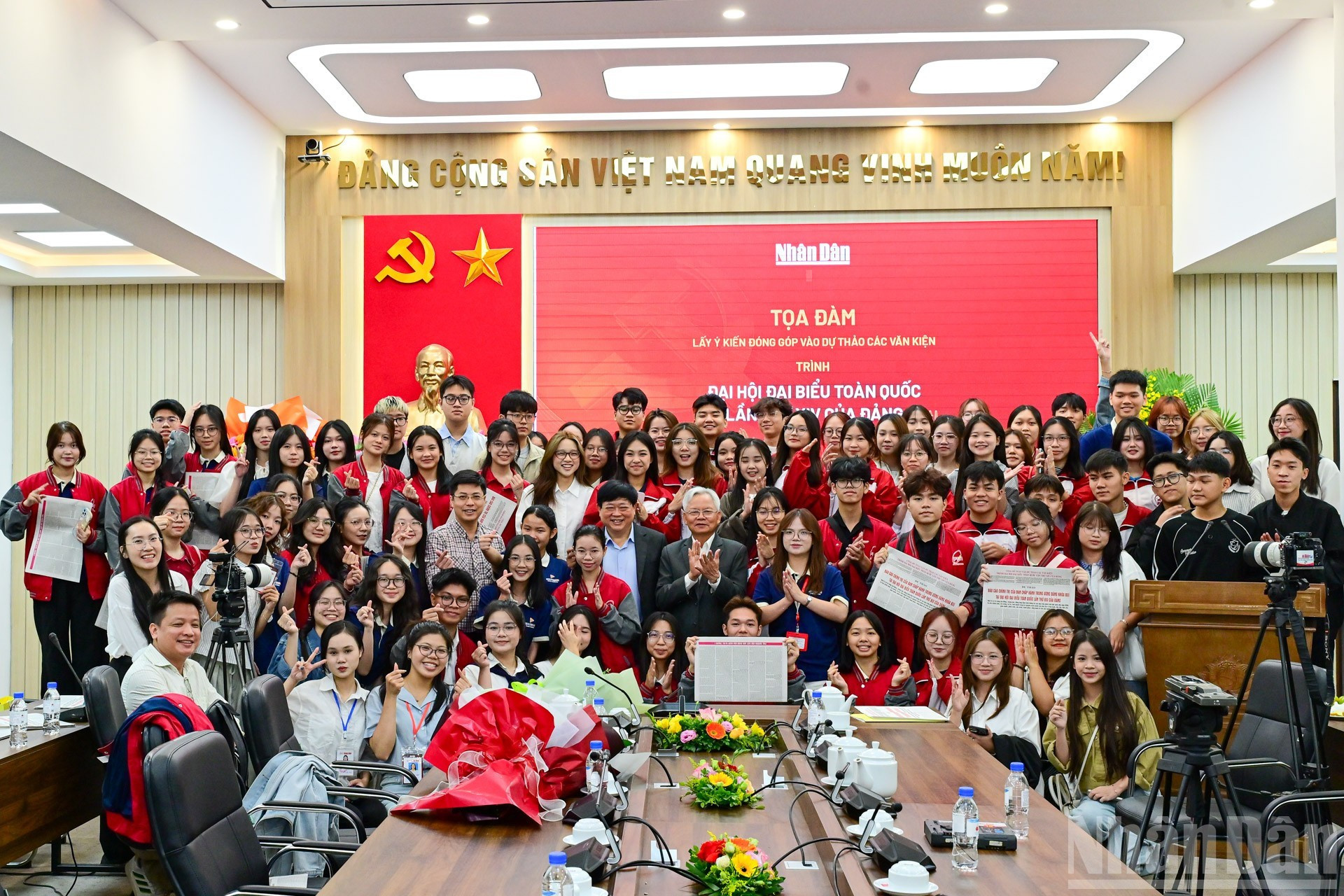 Los participantes en la actividad posan para fotos.