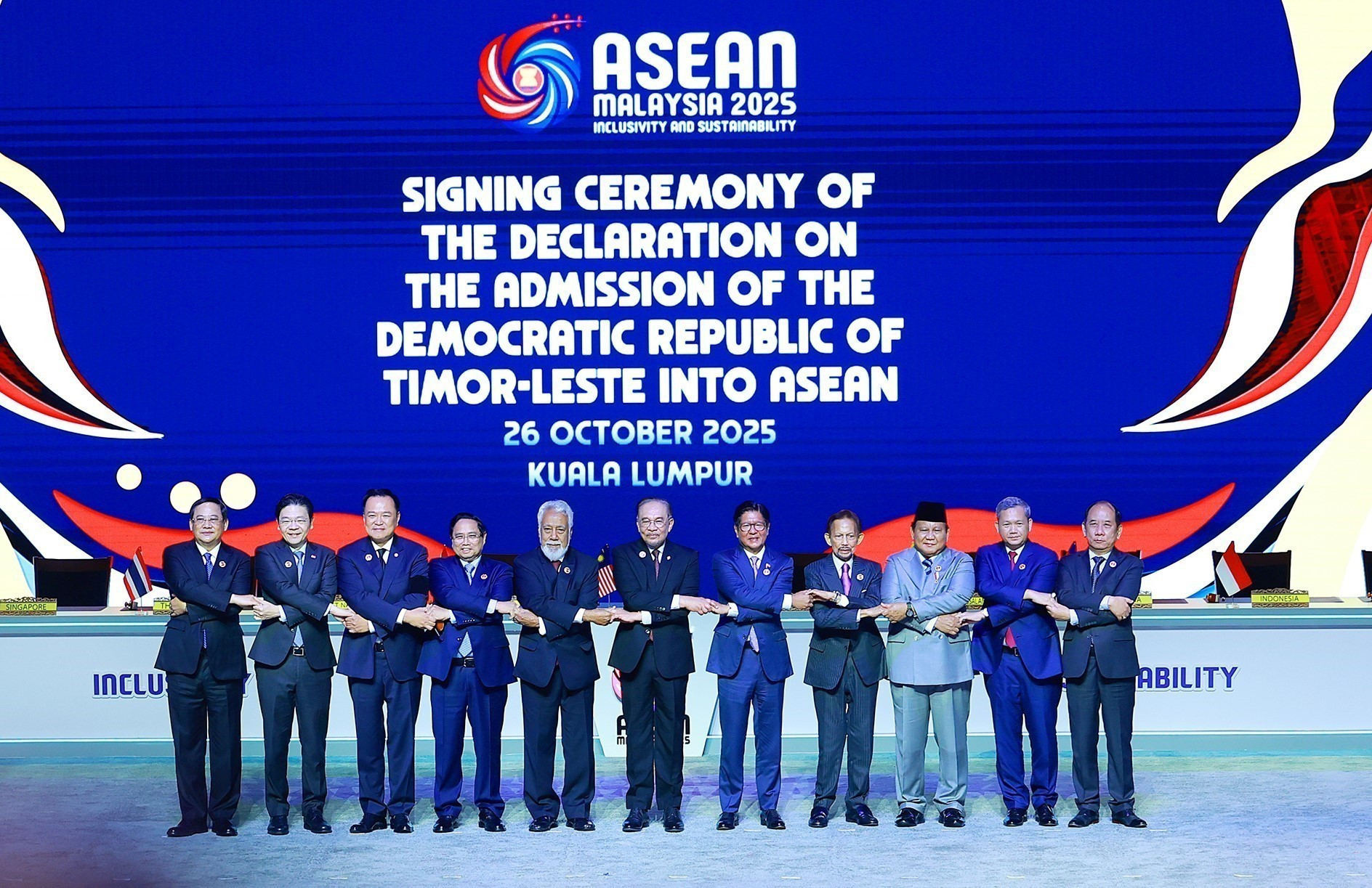 El primer ministro de Vietnam, Pham Minh Chinh (cuarto a la izquierda), posa junto con jefes de delegación a la ceremonia inaugural de la 47ª Cumbre de Asean y las reuniones de alto nivel relacionadas.