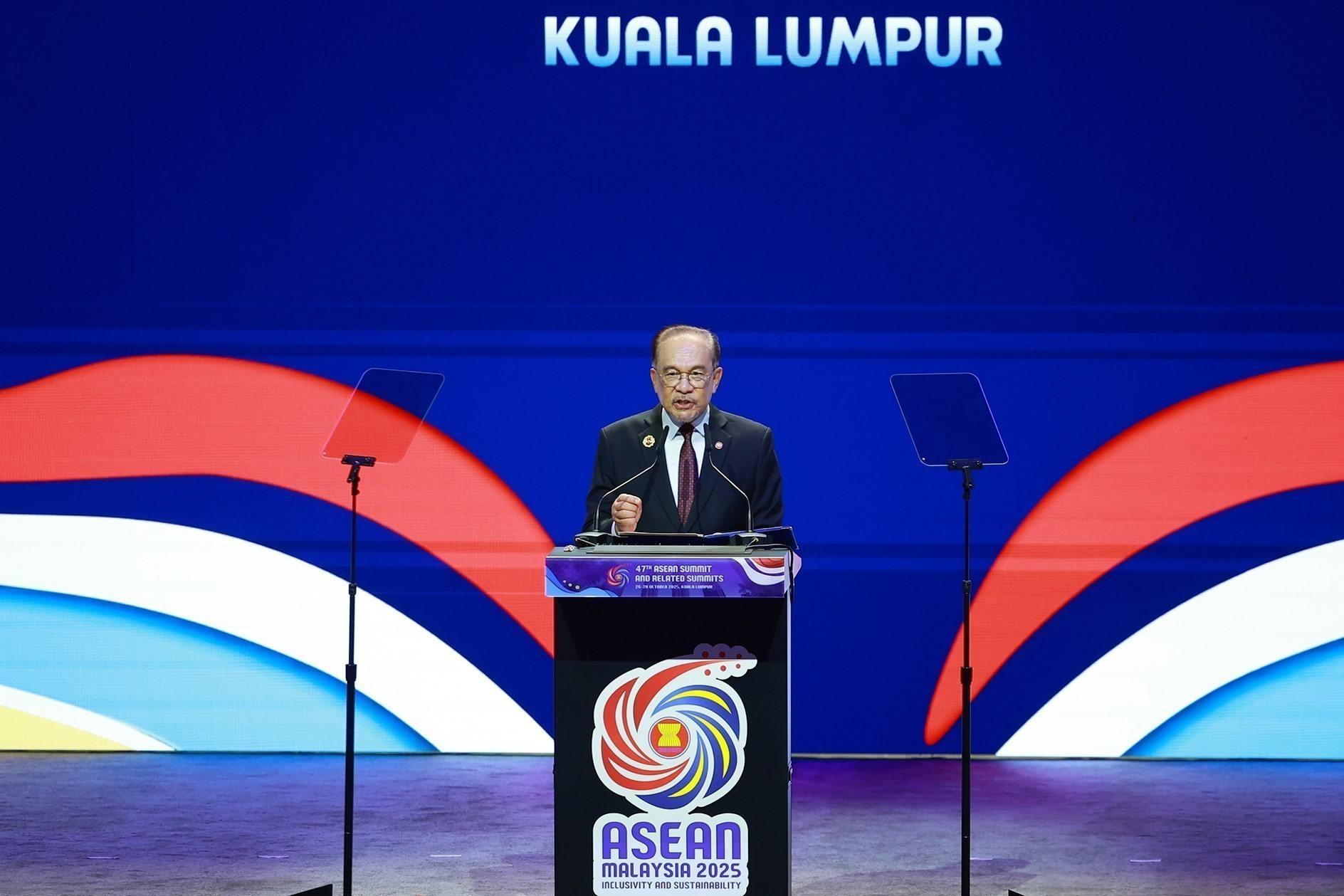 El primer ministro de Malasia, Anwar Ibrahim, quien también es presidente de la Asean en 2025, pronuncia el discurso inaugural de la Cumbre y las citas relacionadas. El primer ministro de Malasia, Anwar Ibrahim, quien también es presidente de la Asean en 2025, pronuncia el discurso inaugural de la Cumbre y las citas relacionadas.
