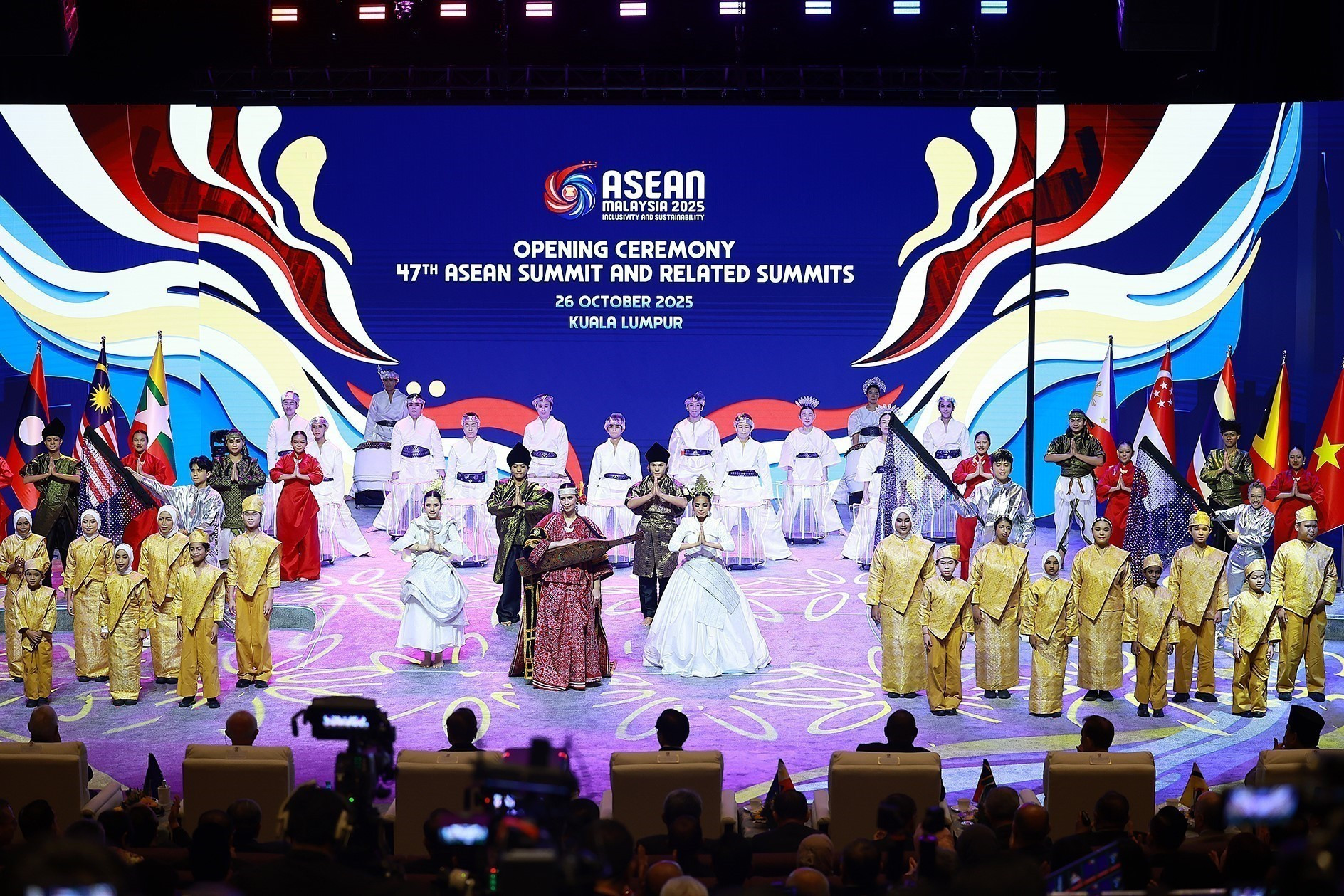 Una representación artística en saludo al comienzo de la 47ª Cumbre de Asean. Una representación artística en saludo al comienzo de la 47ª Cumbre de Asean.