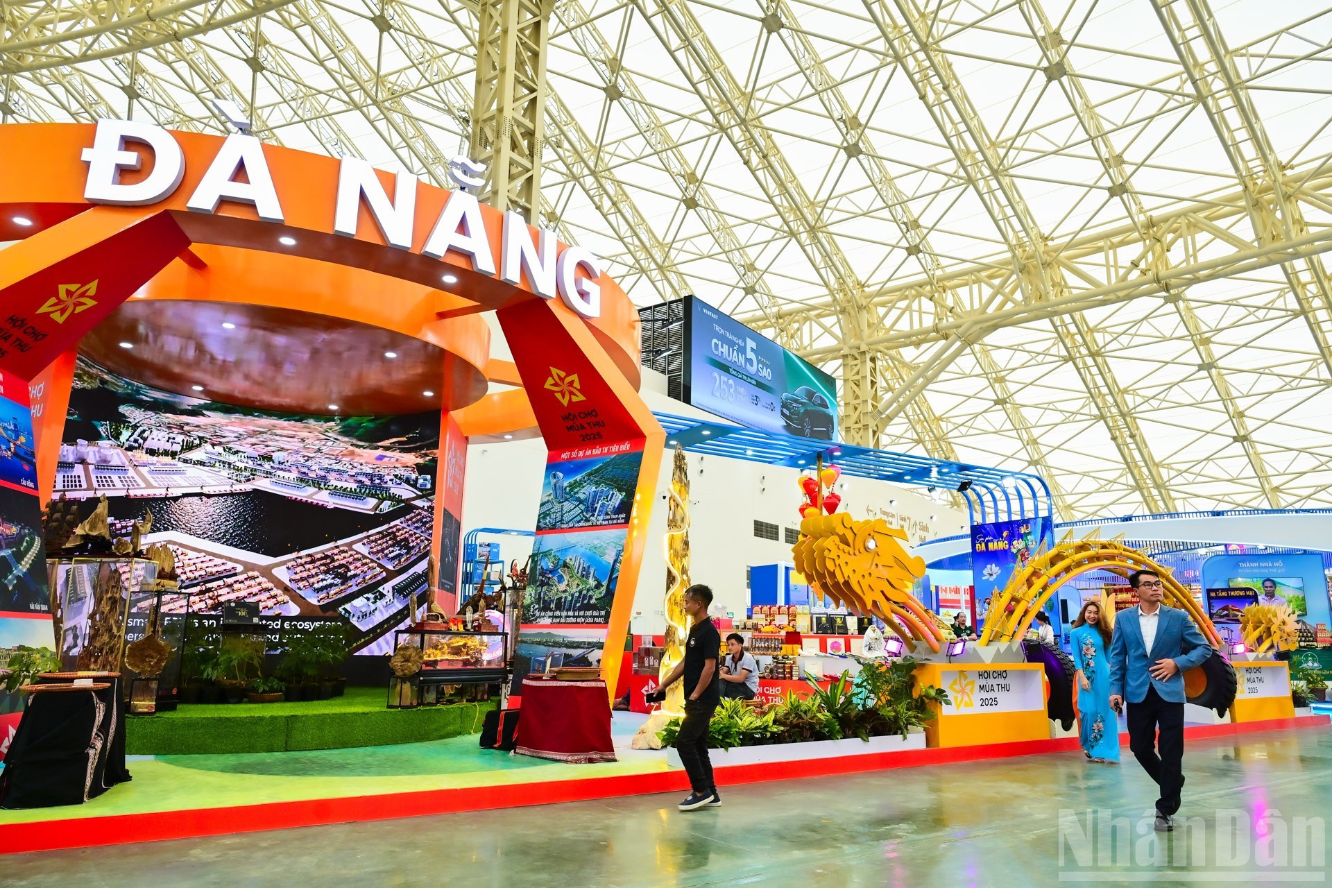 La central ciudad de Da Nang acondiciona su espacio de 250 metros cuadrados según categorías de productos, como los tecnológicos y de innovación, los culturales y turísticos, los programas artísticos, o los productos de aldeas artesanales. La central ciudad de Da Nang acondiciona su espacio de 250 metros cuadrados según categorías de productos, como los tecnológicos y de innovación, los culturales y turísticos, los programas artísticos, o los productos de aldeas artesanales.