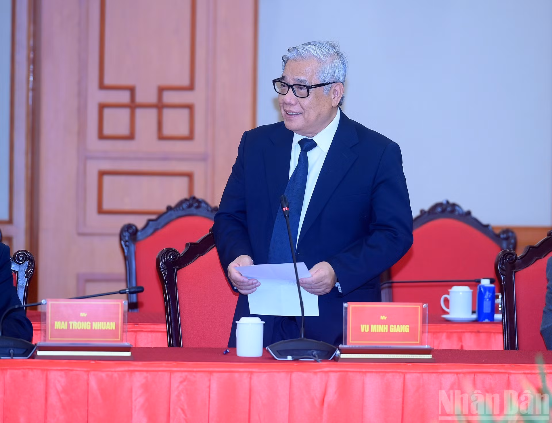 El profesor y doctor de Ciencia Vu Minh Giang habla en la cita.