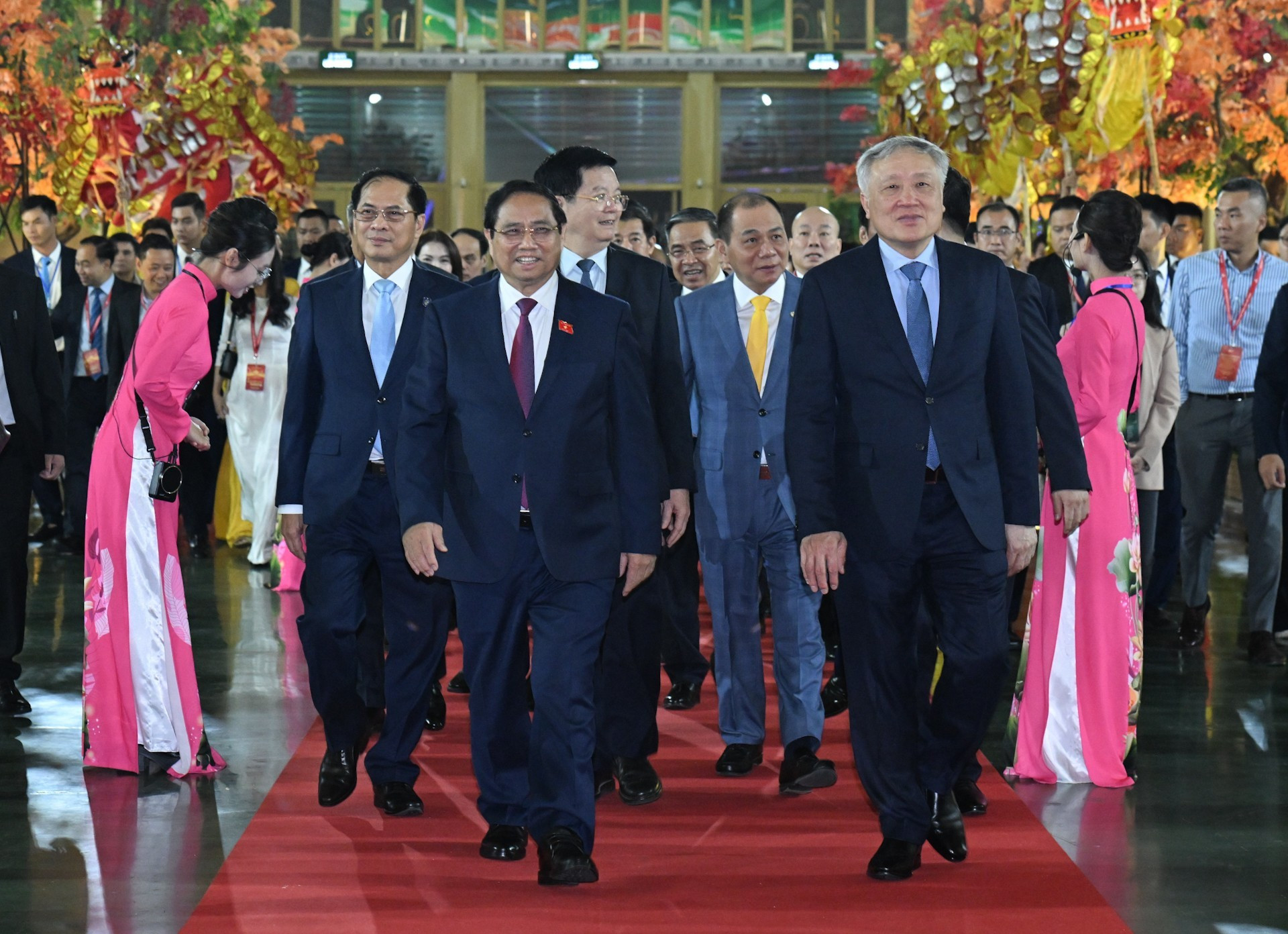 El primer ministro de Vietnam, Pham Minh Chinh, y delegados llegan al evento.