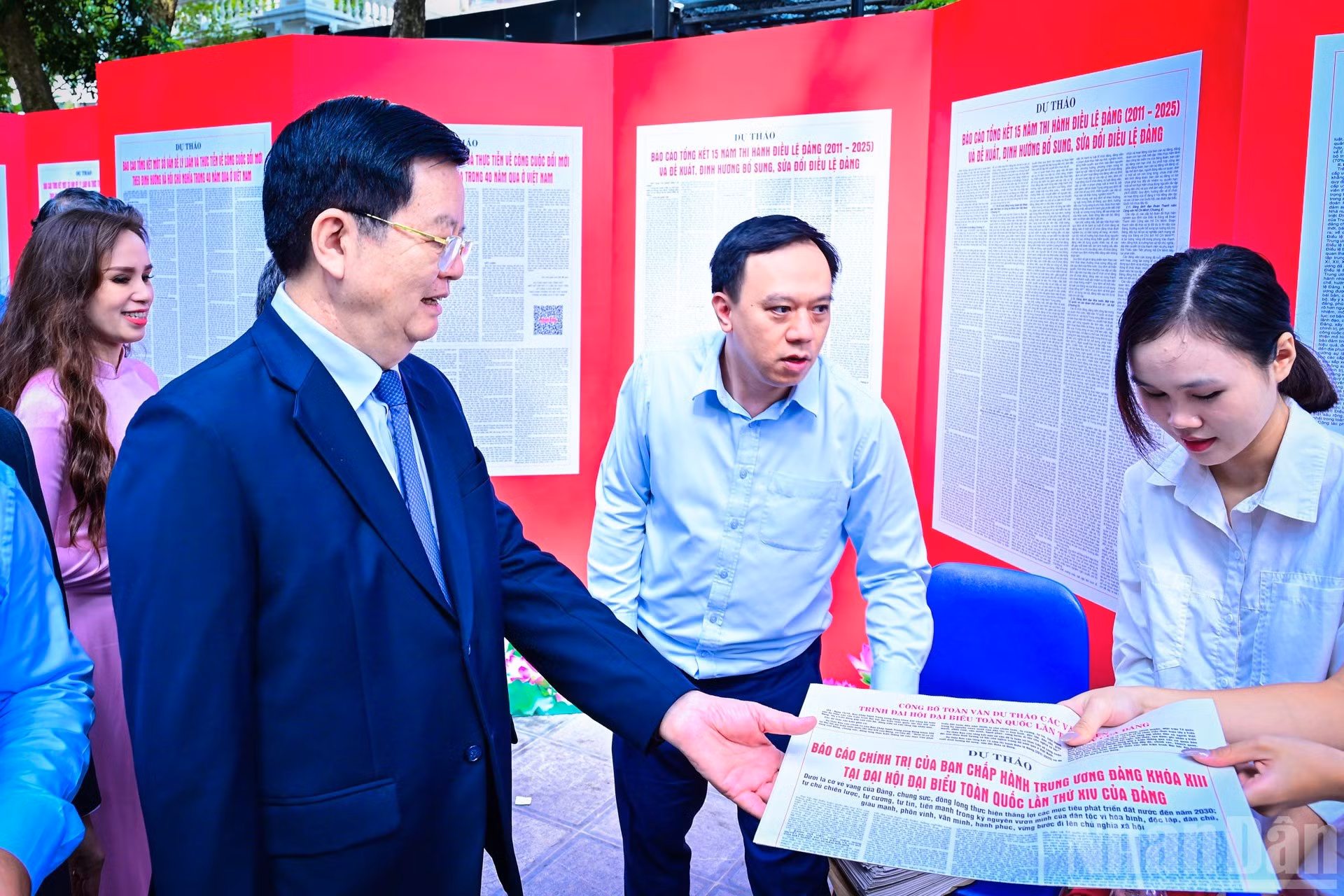 El viceprimer ministro vietnamita Mai Van Chinh recibe el suplemento del periódico Nhan Dan sobre los borradores de documentos del XIV Congreso Nacional del PCV.