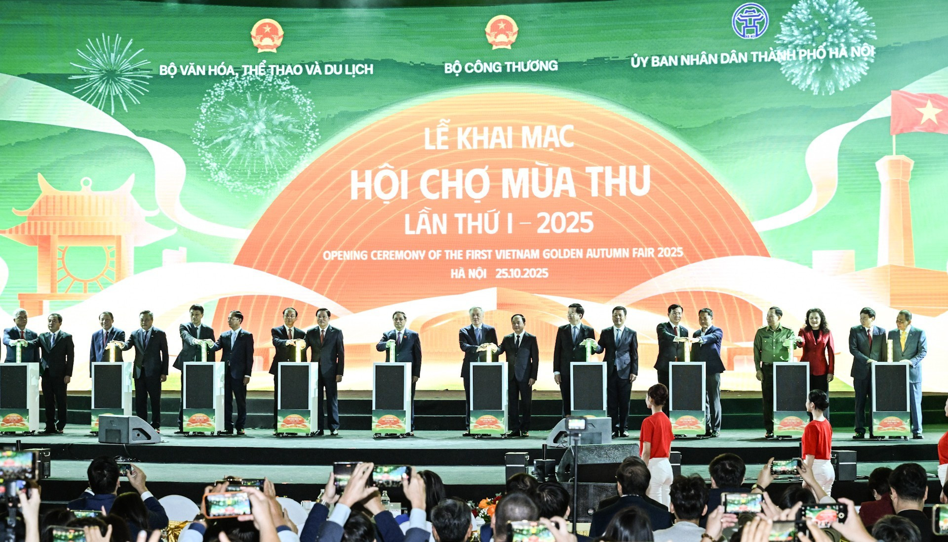 El premier Pham Minh Chinh y delegados lanzan de manera simbólica la Feria de Otoño 2025. El premier Pham Minh Chinh y delegados lanzan de manera simbólica la Feria de Otoño 2025.