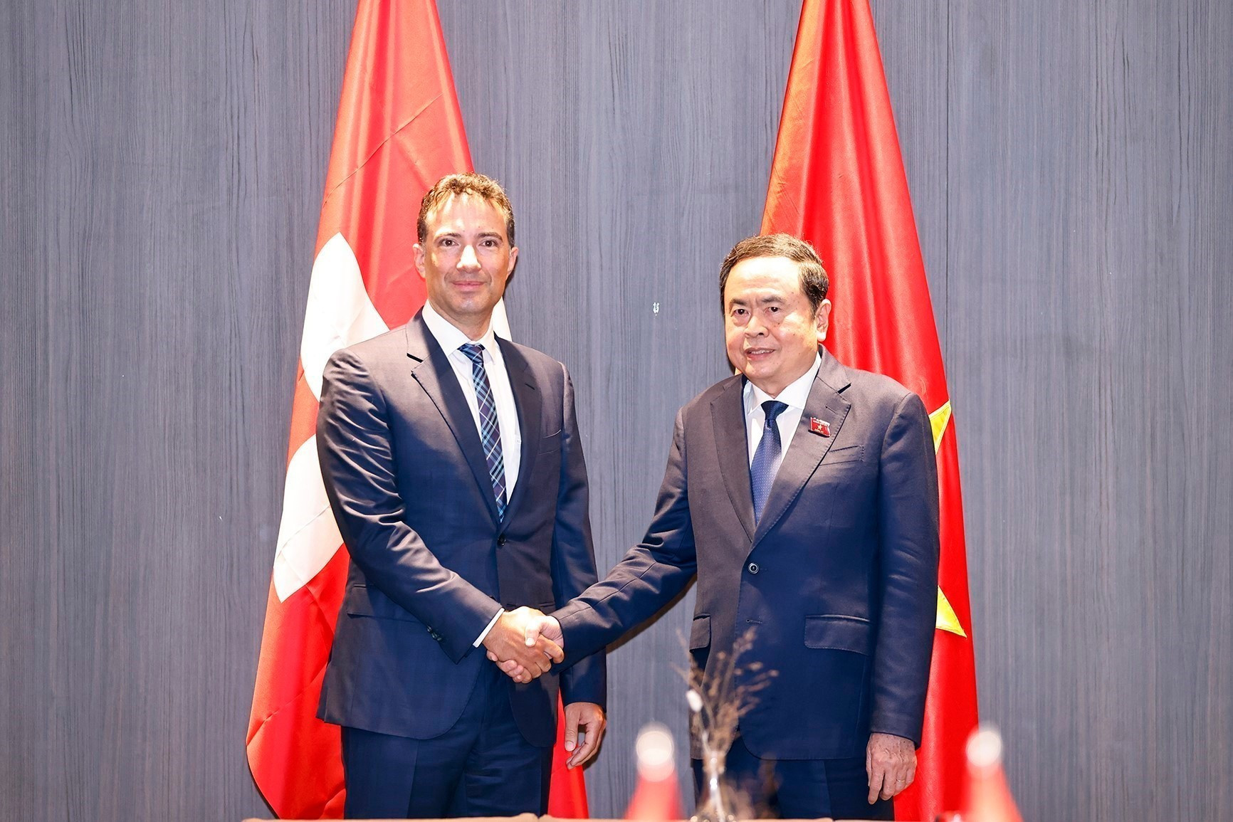 El presidente de la Asamblea Nacional de Vietnam, Tran Thanh Man, y el titular del Consejo de los Estados (cámara alta) de Suiza, Andrea Caroni. El presidente de la Asamblea Nacional de Vietnam, Tran Thanh Man, y el titular del Consejo de los Estados (cámara alta) de Suiza, Andrea Caroni.