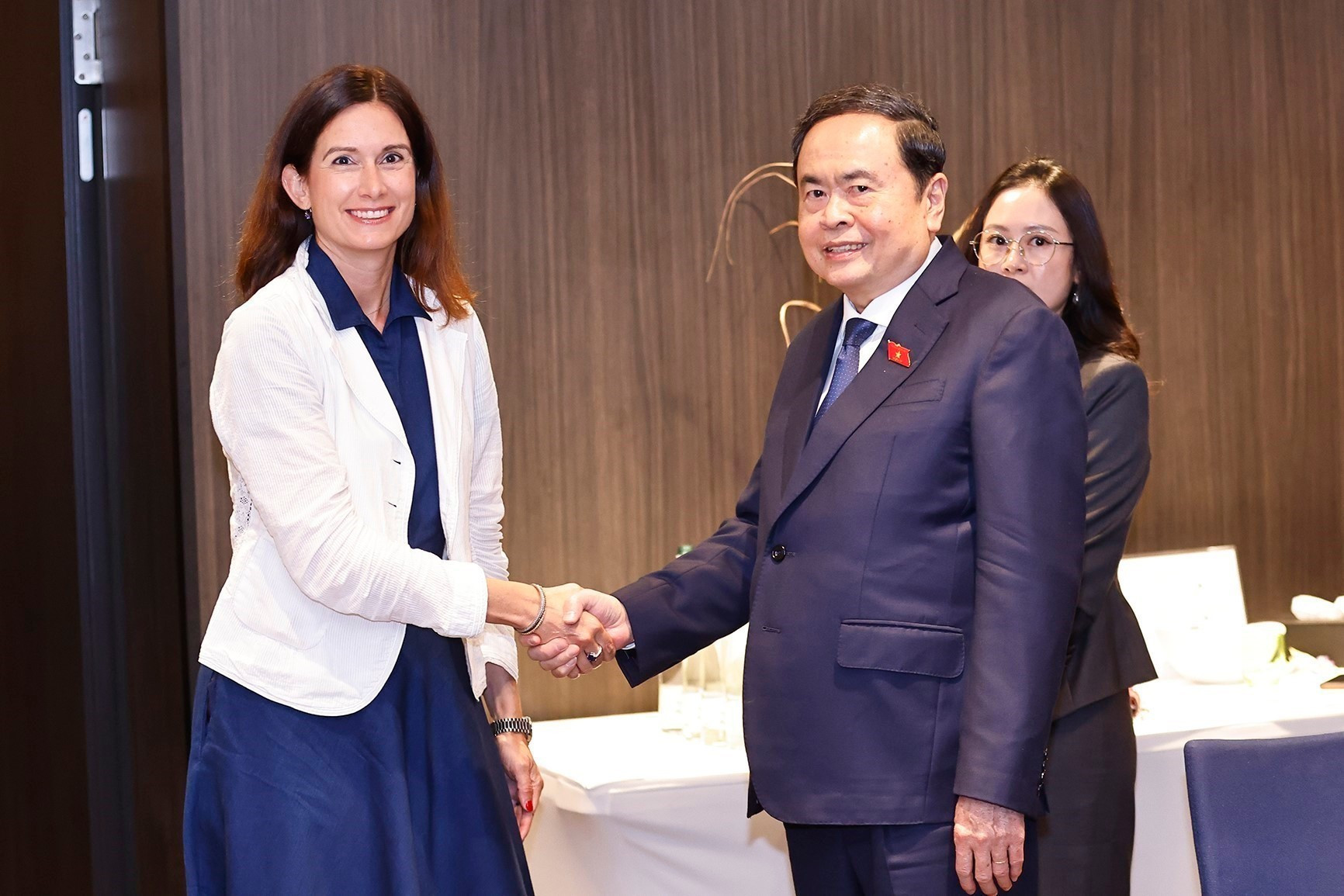 El presidente de la Asamblea Nacional de Vietnam, Tran Thanh Man, se reúne con la titular del Consejo Nacional (cámara baja) de Suiza, Maja Riniker. El presidente de la Asamblea Nacional de Vietnam, Tran Thanh Man, se reúne con la titular del Consejo Nacional (cámara baja) de Suiza, Maja Riniker.