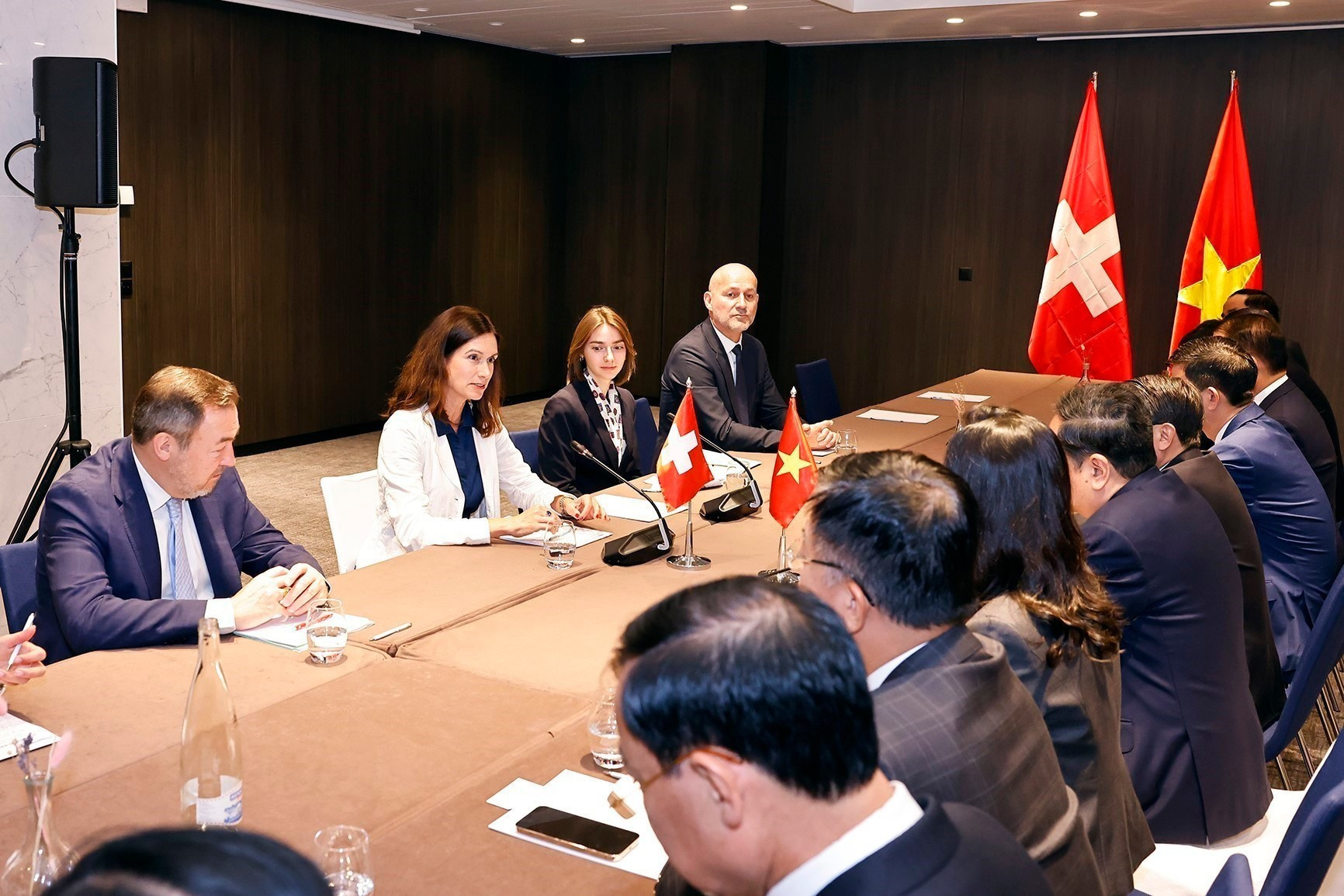 La presidenta del Consejo Nacional de Suiza, Maja Riniker, en las conversaciones. La presidenta del Consejo Nacional de Suiza, Maja Riniker, en las conversaciones.