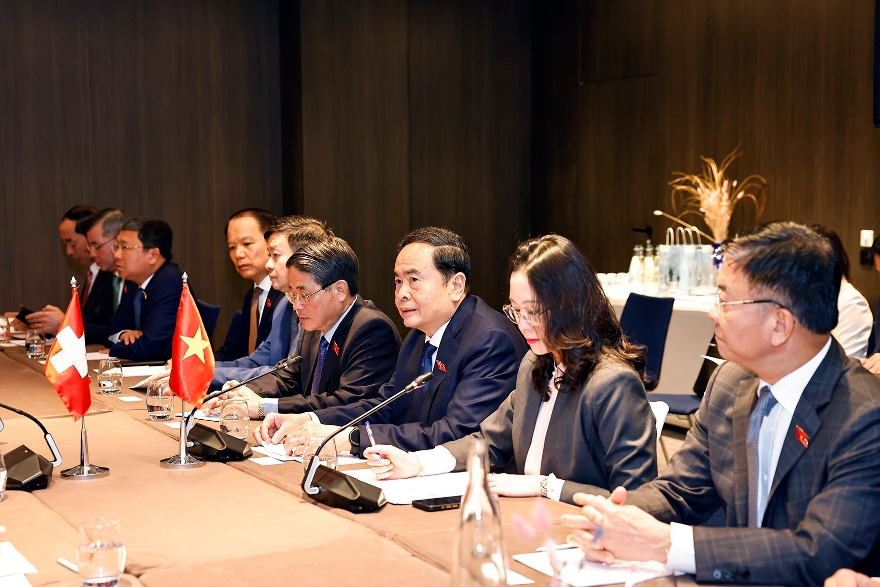 El jefe del Legislativo vietnamita interviene en la reunión con la presidenta de la cámara baja suiza. El jefe del Legislativo vietnamita interviene en la reunión con la presidenta de la cámara baja suiza.
