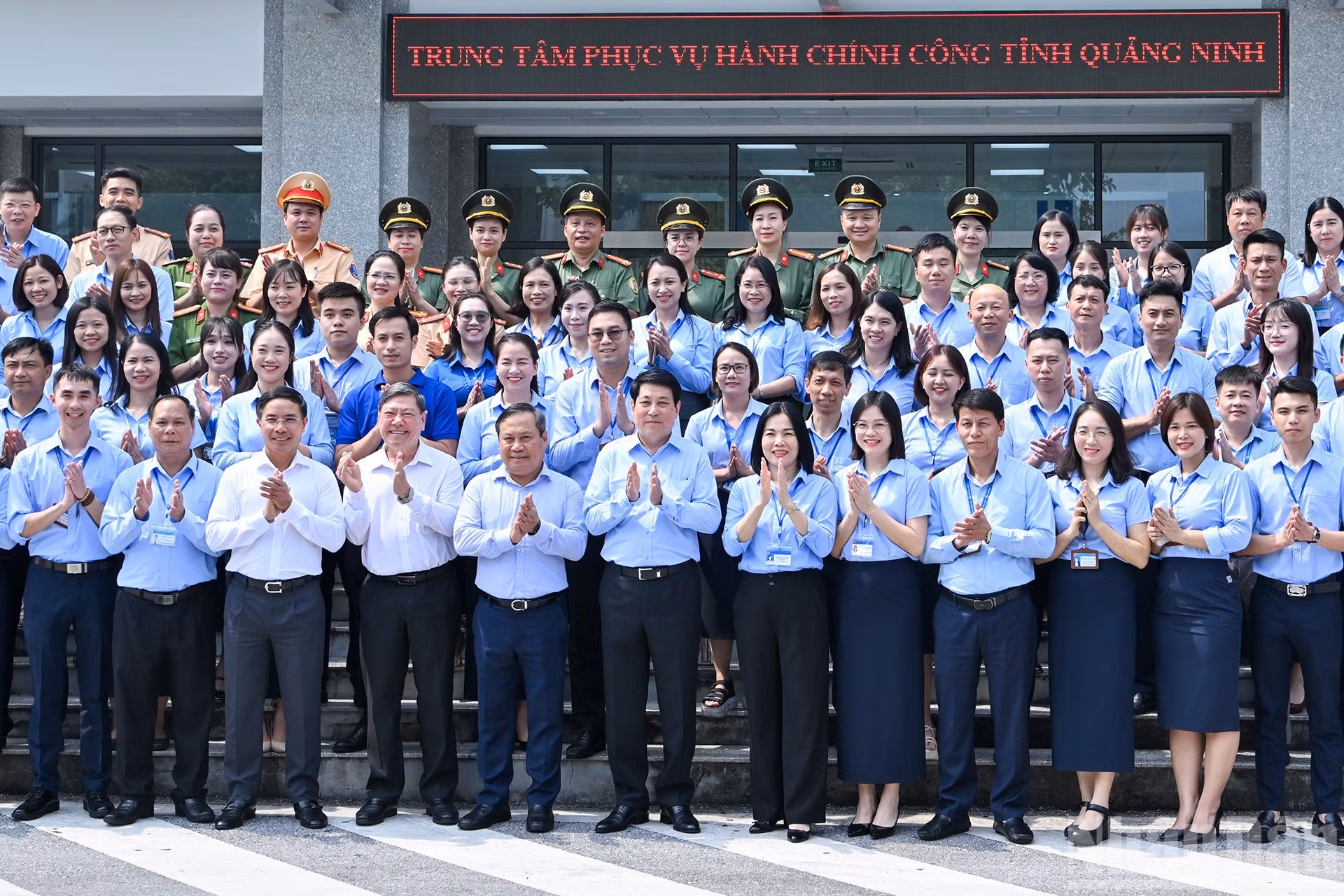 El presidente Luong Cuong posa junto al personal del Centro de Servicios de Administración Pública de Quang Ninh.