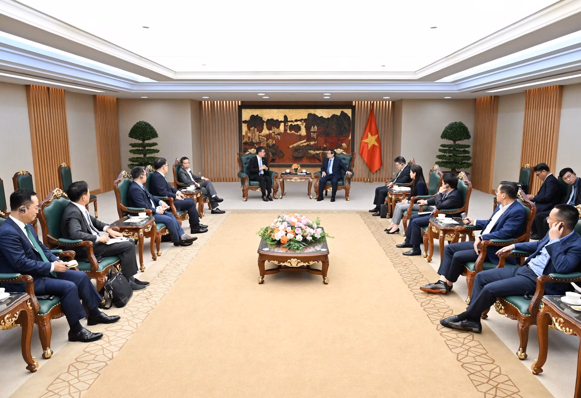 [Foto] Premier vietnamita se entrevista con ejecutivos de grupos surcoreanos Dunamu y Hana