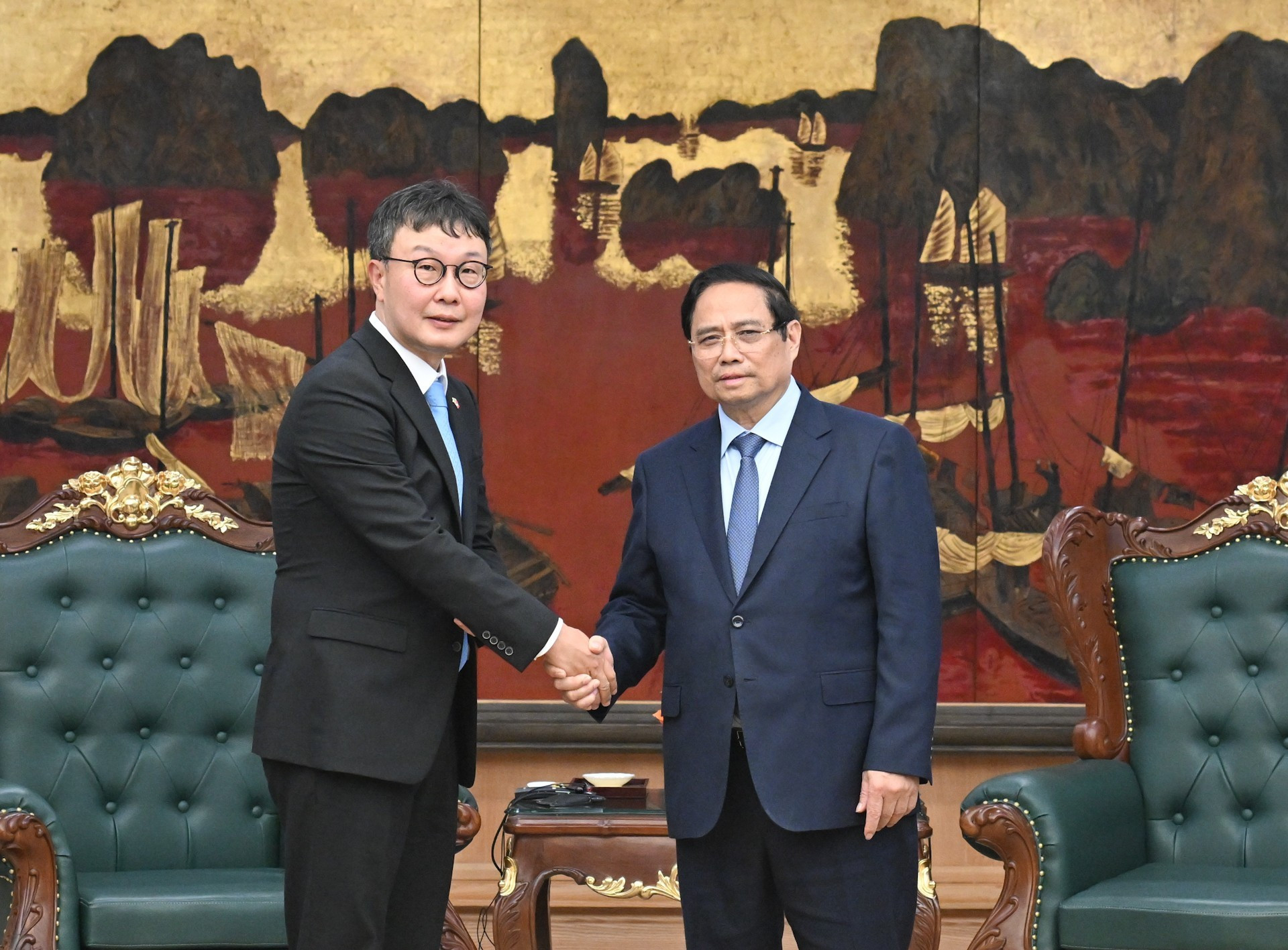 El primer ministro de Vietnam, Pham Minh Chinh (derecha), y el vicepresidente de la corporación Dunamu, Kim Hyoung-nyon.
