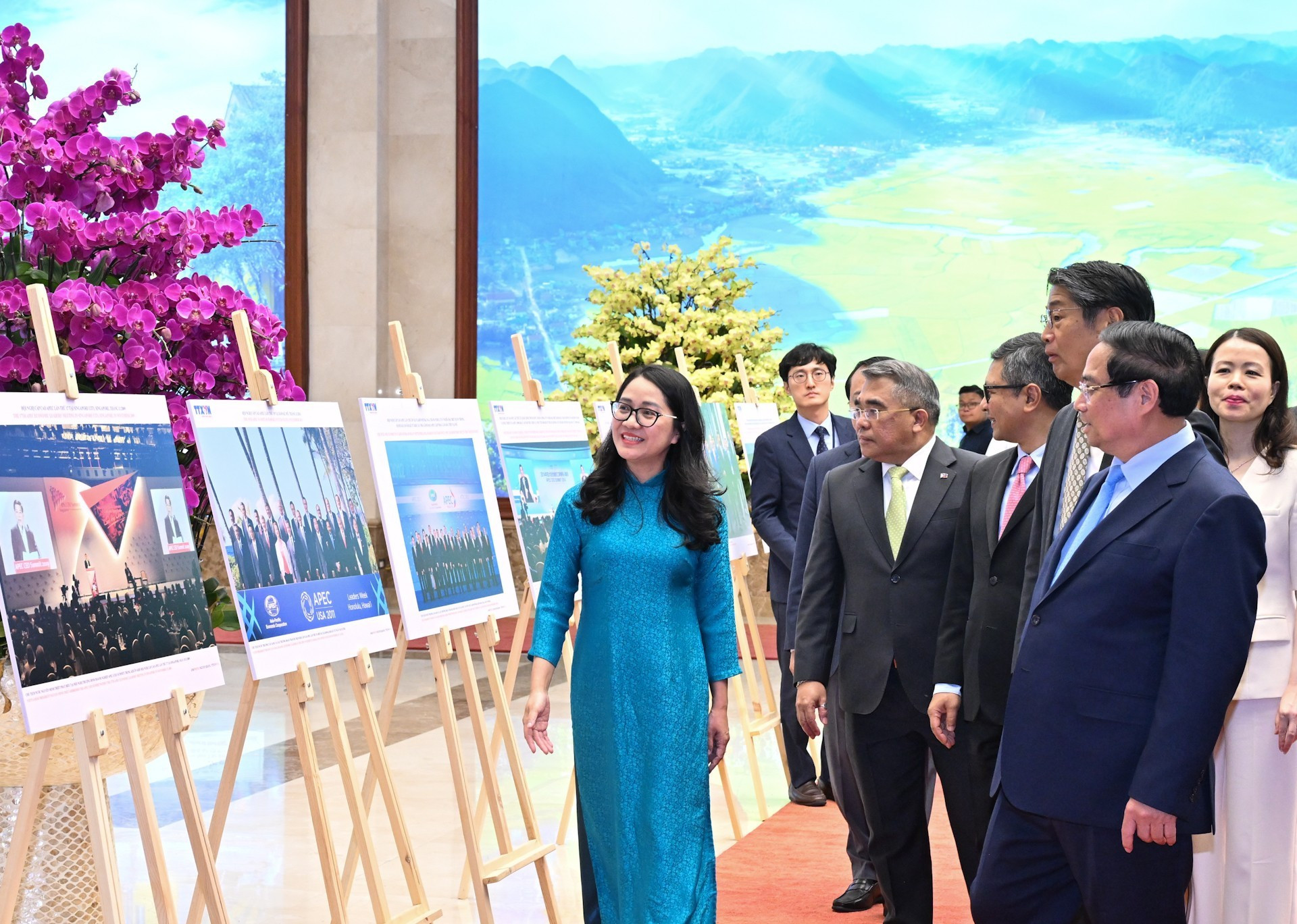 El premier Pham Minh Chinh y delegados recorren una exposición fotográfica in situ sobre el APEC.