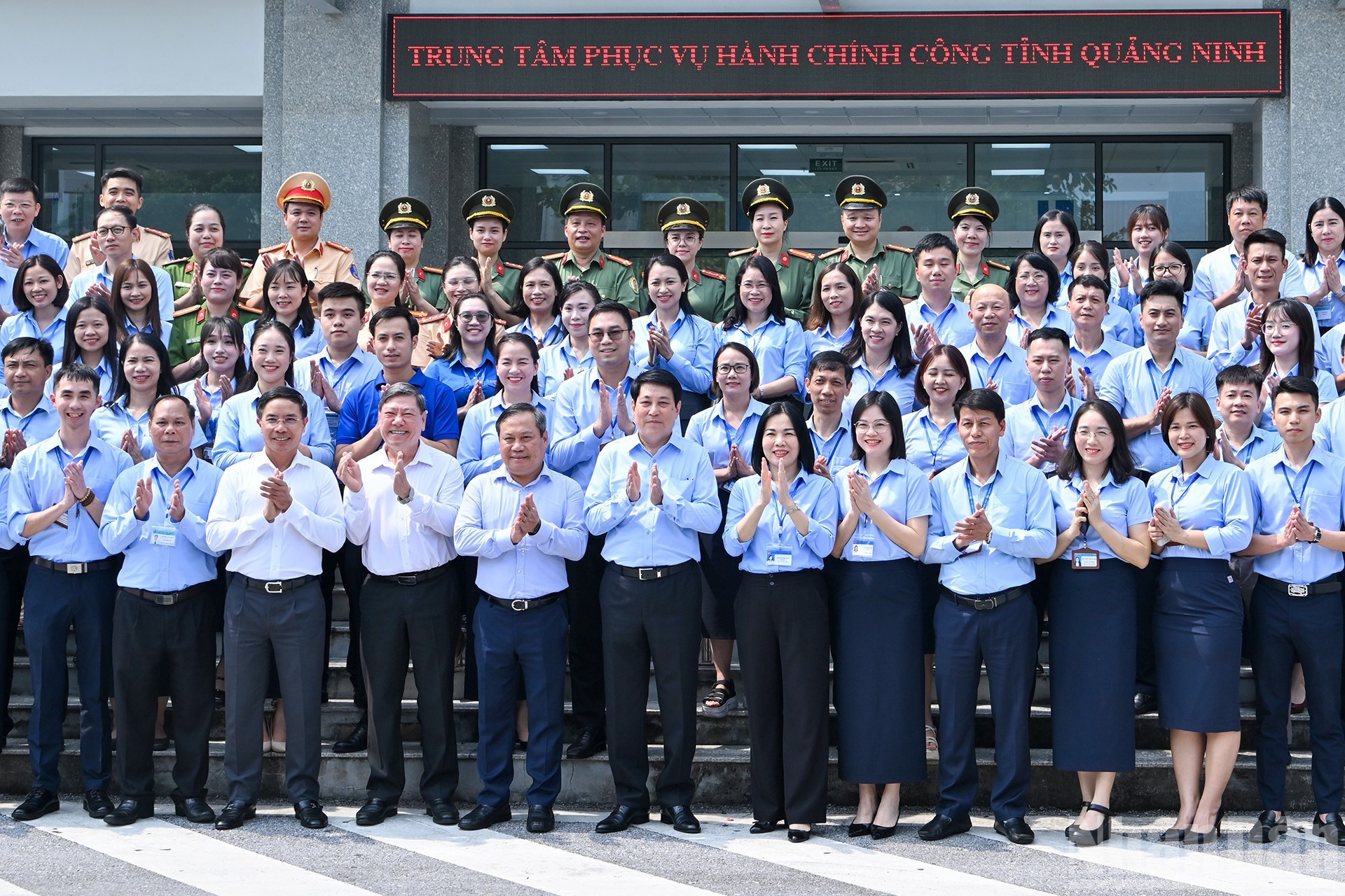 El presidente Luong Cuong posa junto al personal del Centro de Servicios de Administración Pública de Quang Ninh. El presidente Luong Cuong posa junto al personal del Centro de Servicios de Administración Pública de Quang Ninh.