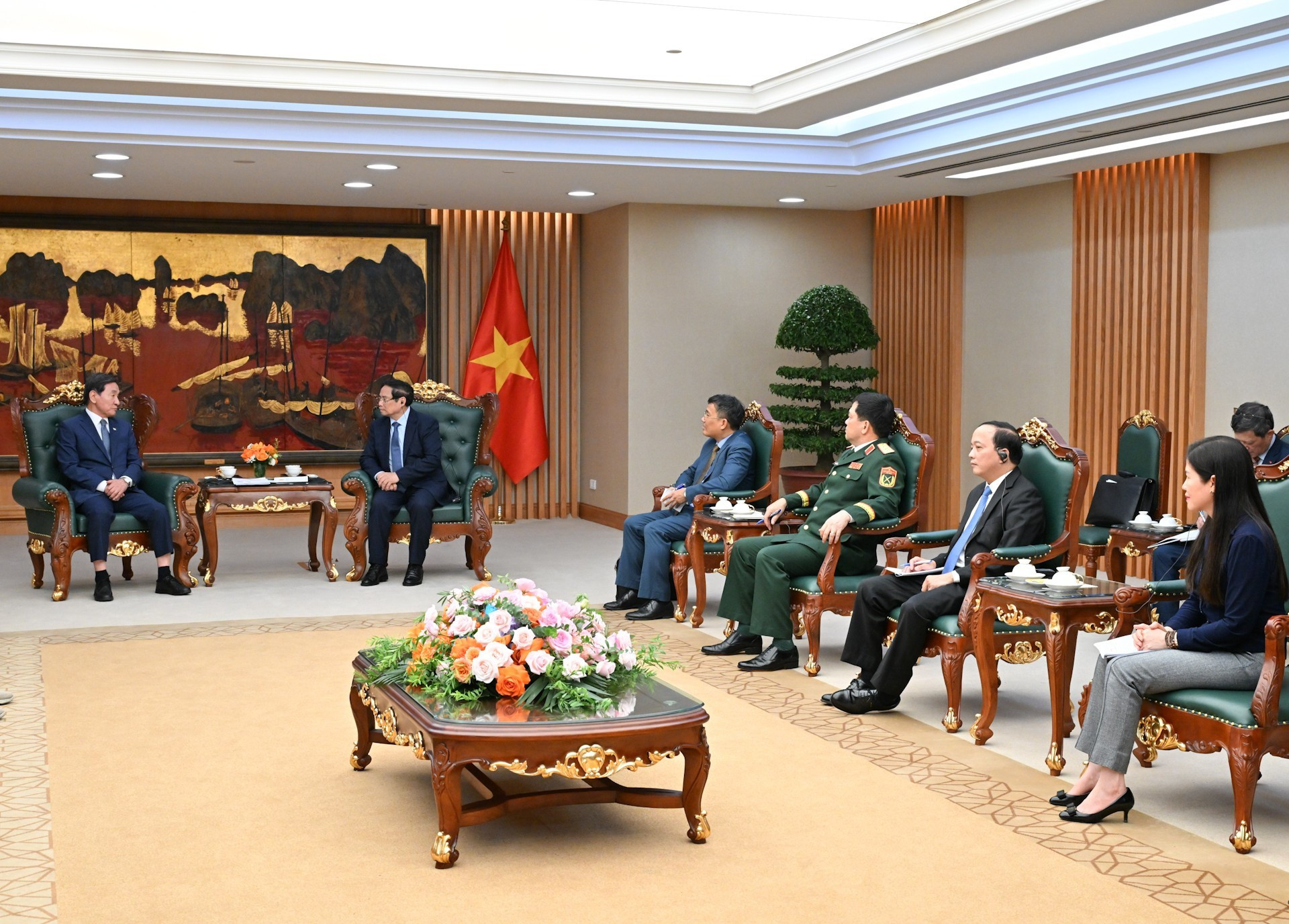 Representantes de los ministerios, departamentos y sectores vietnamitas.