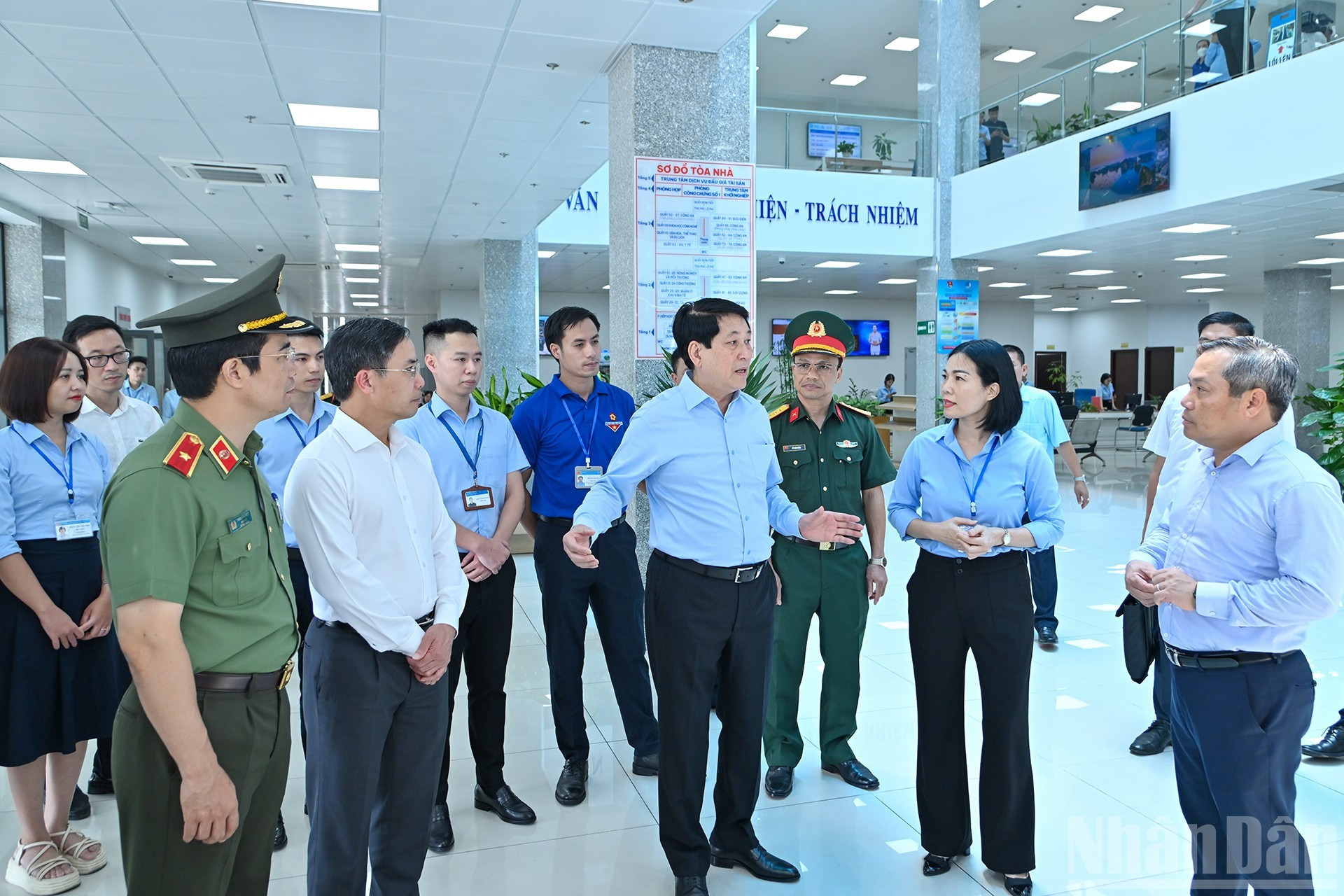 Antes, el jefe de Estado inspecciona la operación del Centro de Servicios de Administración Pública de Quang Ninh. Antes, el jefe de Estado inspecciona la operación del Centro de Servicios de Administración Pública de Quang Ninh.