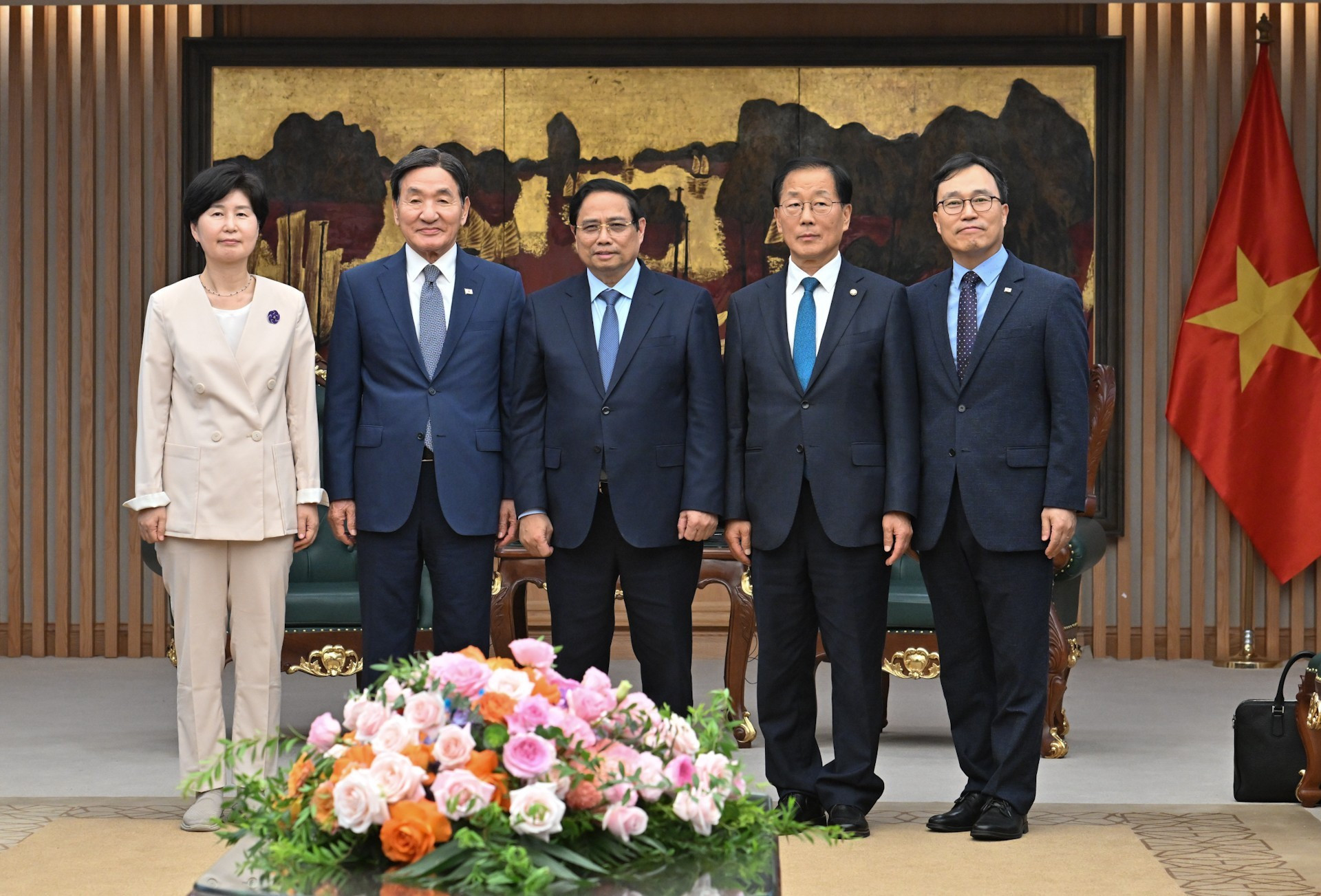 El premier Pham Minh Chinh posa junto al enviado especial del presidente de Corea del Sur, Park Chang Dal, y su comitiva.