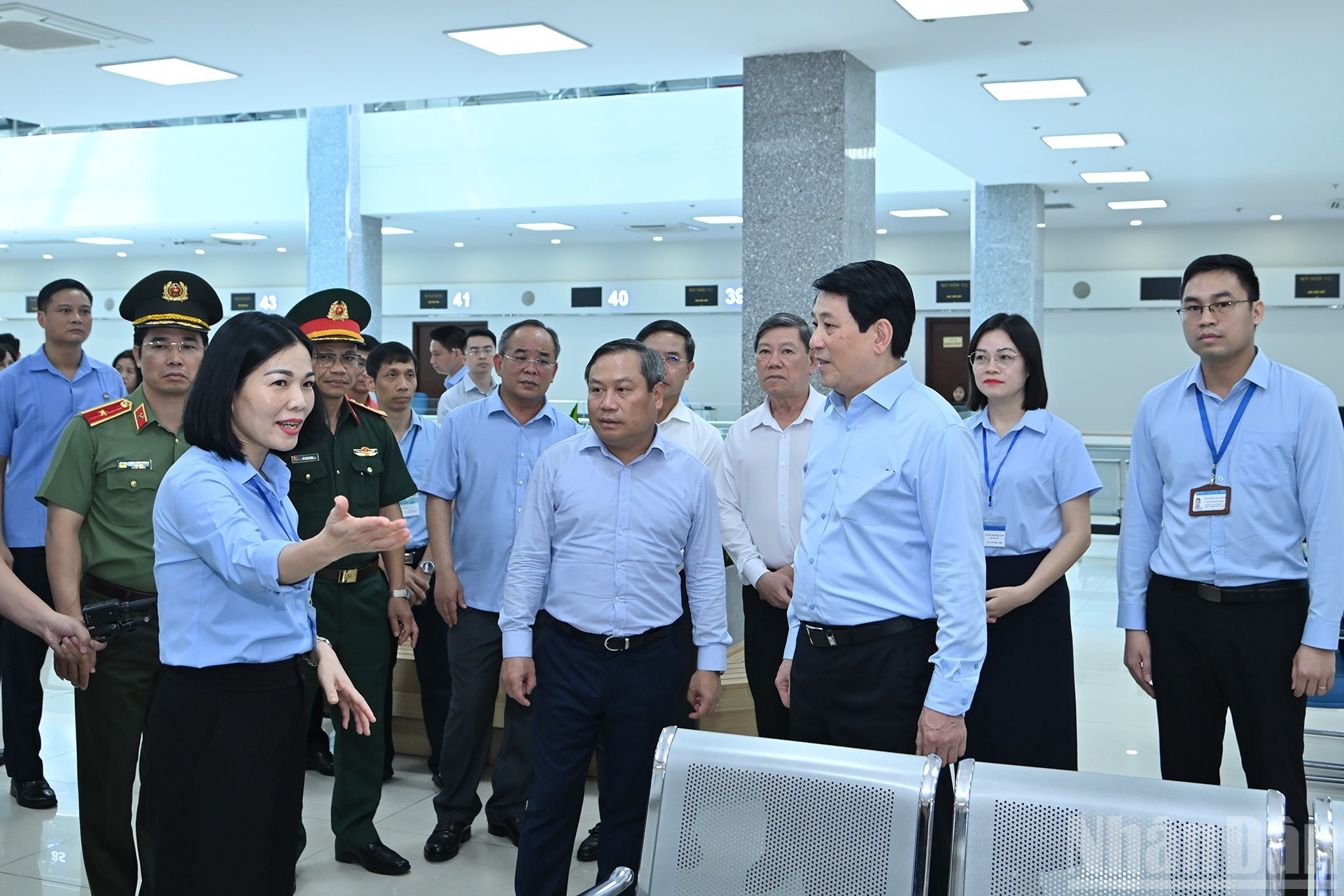 El jefe de Estado escucha sobre el Centro de Servicios de Administración Pública de Quang Ninh. El jefe de Estado escucha sobre el Centro de Servicios de Administración Pública de Quang Ninh.
