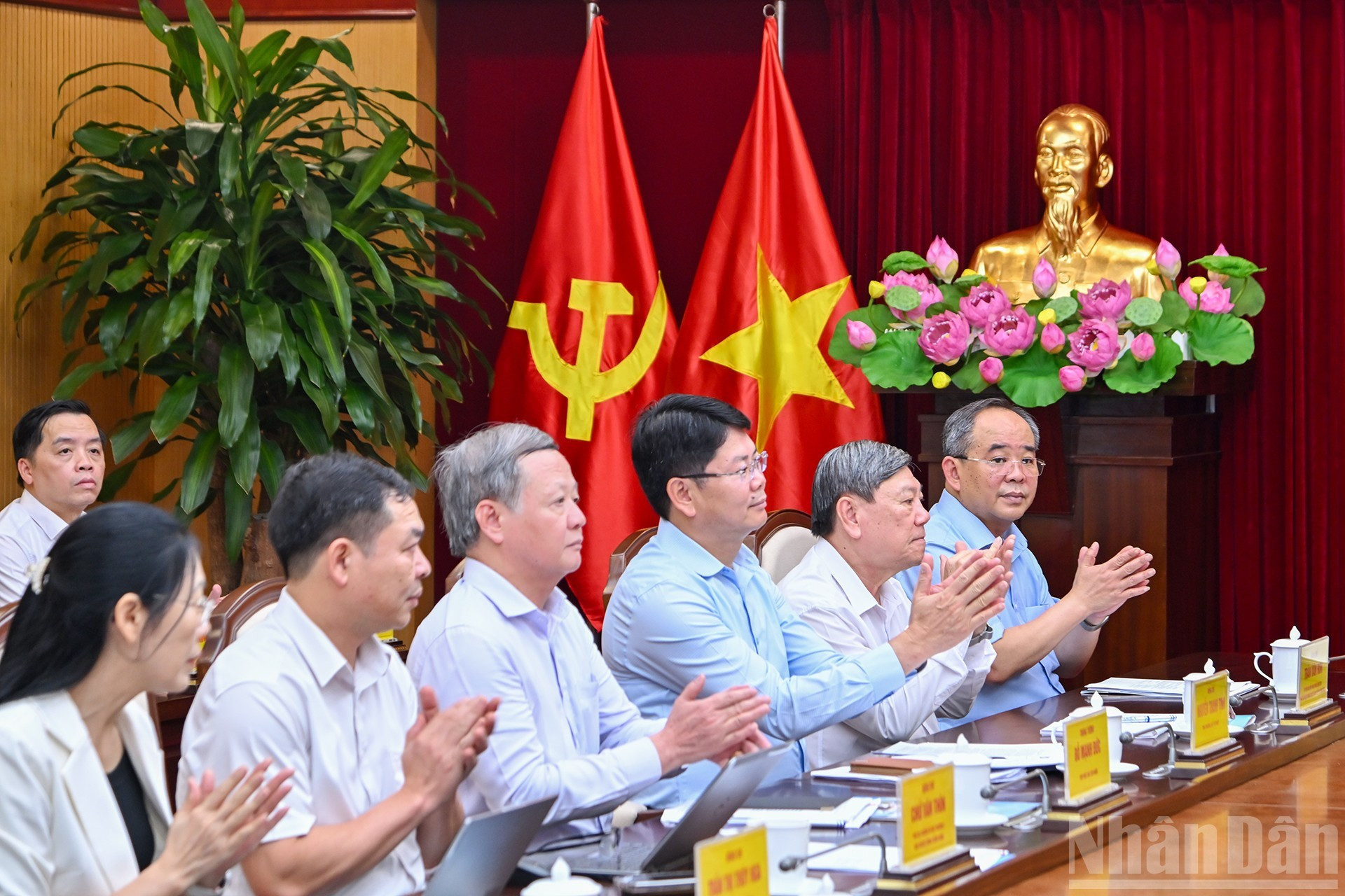 Delegados de la administración central que acompañan al presidente Luong Cuong. Delegados de la administración central que acompañan al presidente Luong Cuong.