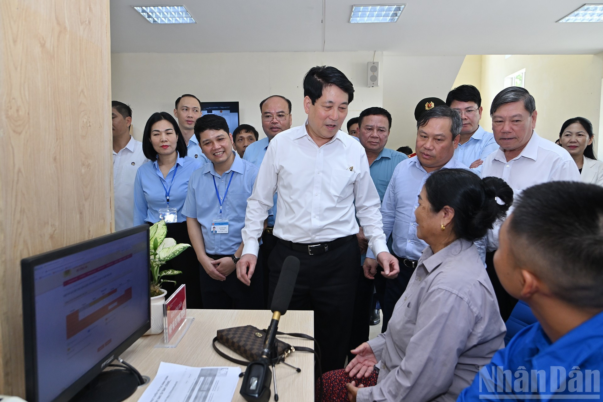 El presidente Luong Cuong y su delegación visitan el Centro de Servicios de Administración Pública de la comuna de Quang Ha. El presidente Luong Cuong y su delegación visitan el Centro de Servicios de Administración Pública de la comuna de Quang Ha.