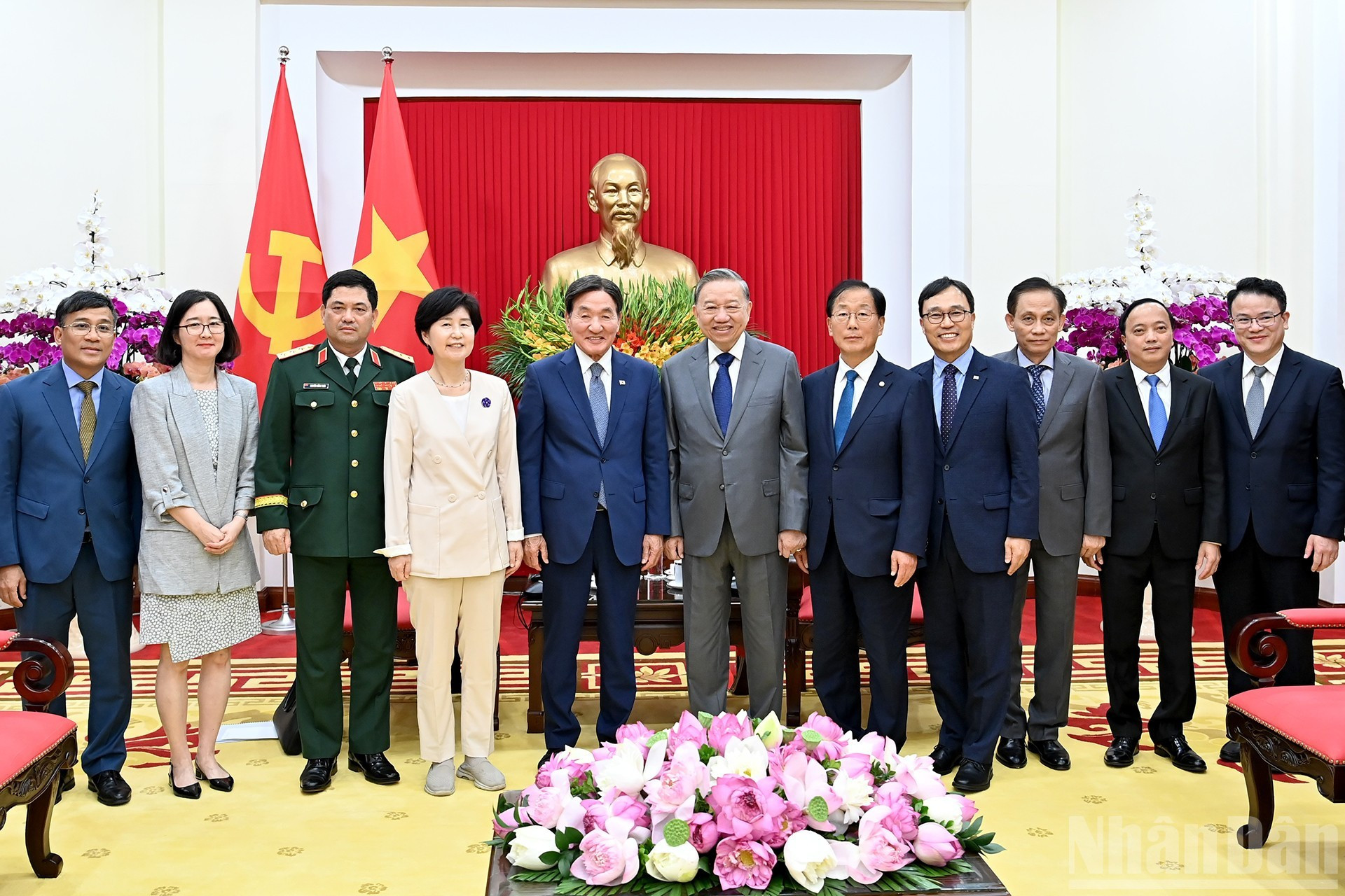 El secretario general del Partido Comunista de Vietnam, To Lam, y el enviado especial del presidente de Corea del Sur, Park Chang Dal, posan junto a delegados de los dos países.