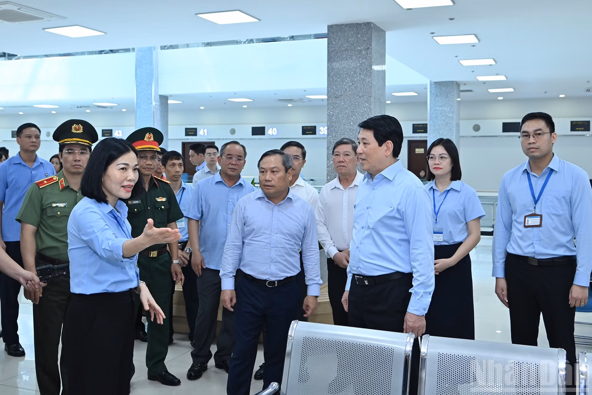 El jefe de Estado escucha sobre el Centro de Servicios de Administración Pública de Quang Ninh.