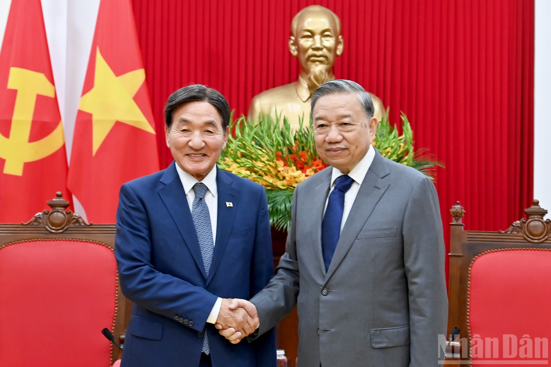 El secretario general del Partido Comunista de Vietnam, To Lam, y el enviado especial del presidente de Corea del Sur, Park Chang Dal.