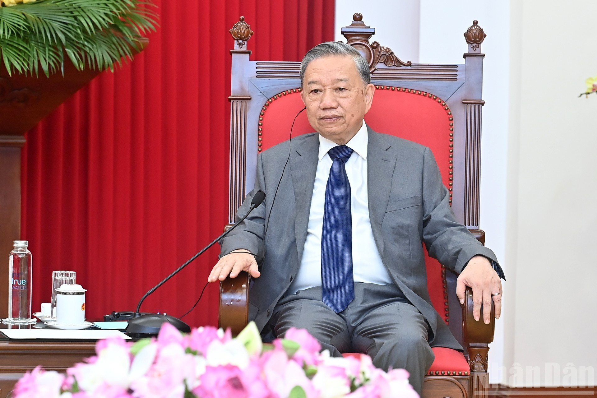 El líder partidista de Vietnam da palabras.