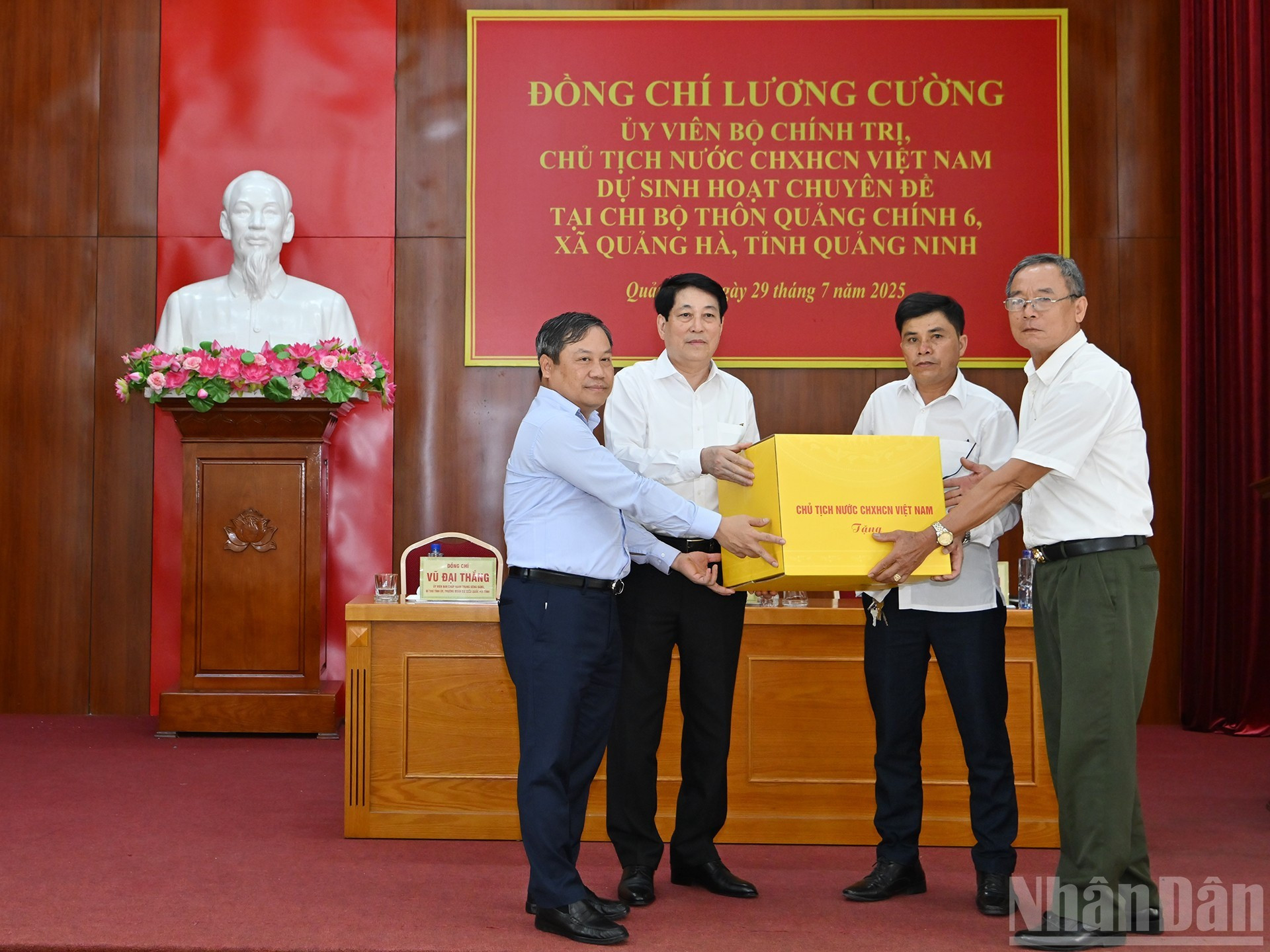 El dirigente entrega un regalo a la aldea de Quang Chinh 6. El dirigente entrega un regalo a la aldea de Quang Chinh 6.