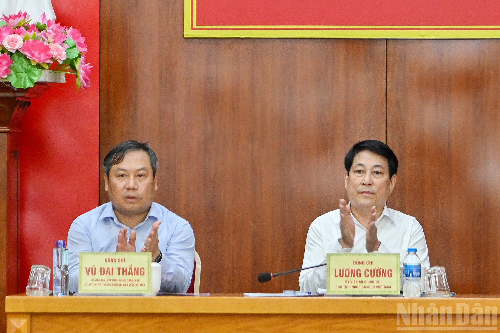 El presidente Luong Cuong y el secretario del Comité del Partido en la provincia de Quang Ninh, Vu Dai Thang, en la sesión de divulgación temática. El presidente Luong Cuong y el secretario del Comité del Partido en la provincia de Quang Ninh, Vu Dai Thang, en la sesión de divulgación temática.