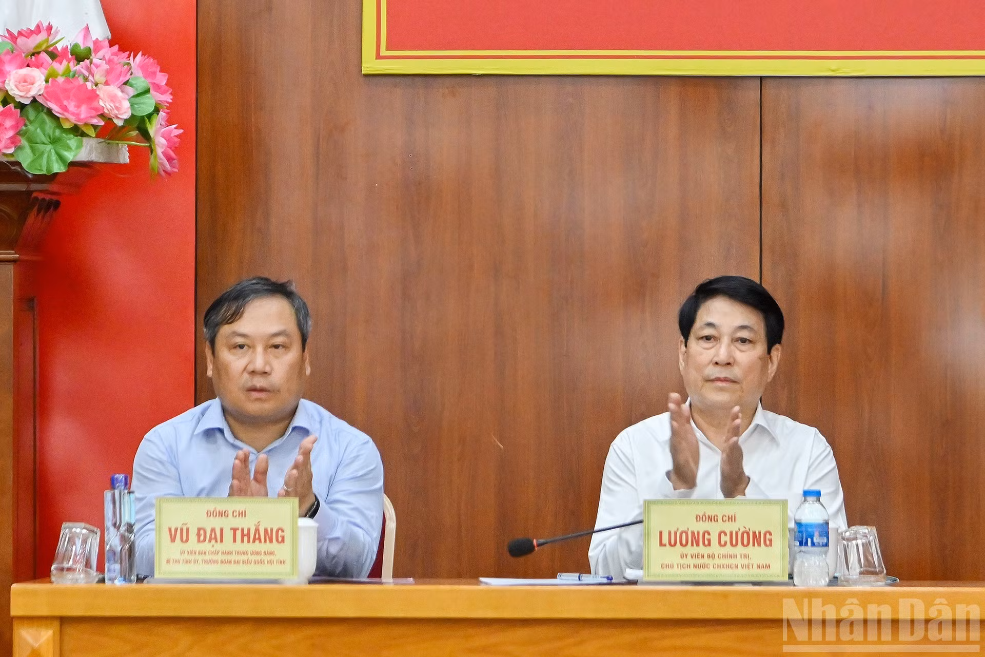 El presidente Luong Cuong y el secretario del Comité del Partido en la provincia de Quang Ninh, Vu Dai Thang, en la sesión de divulgación temática.