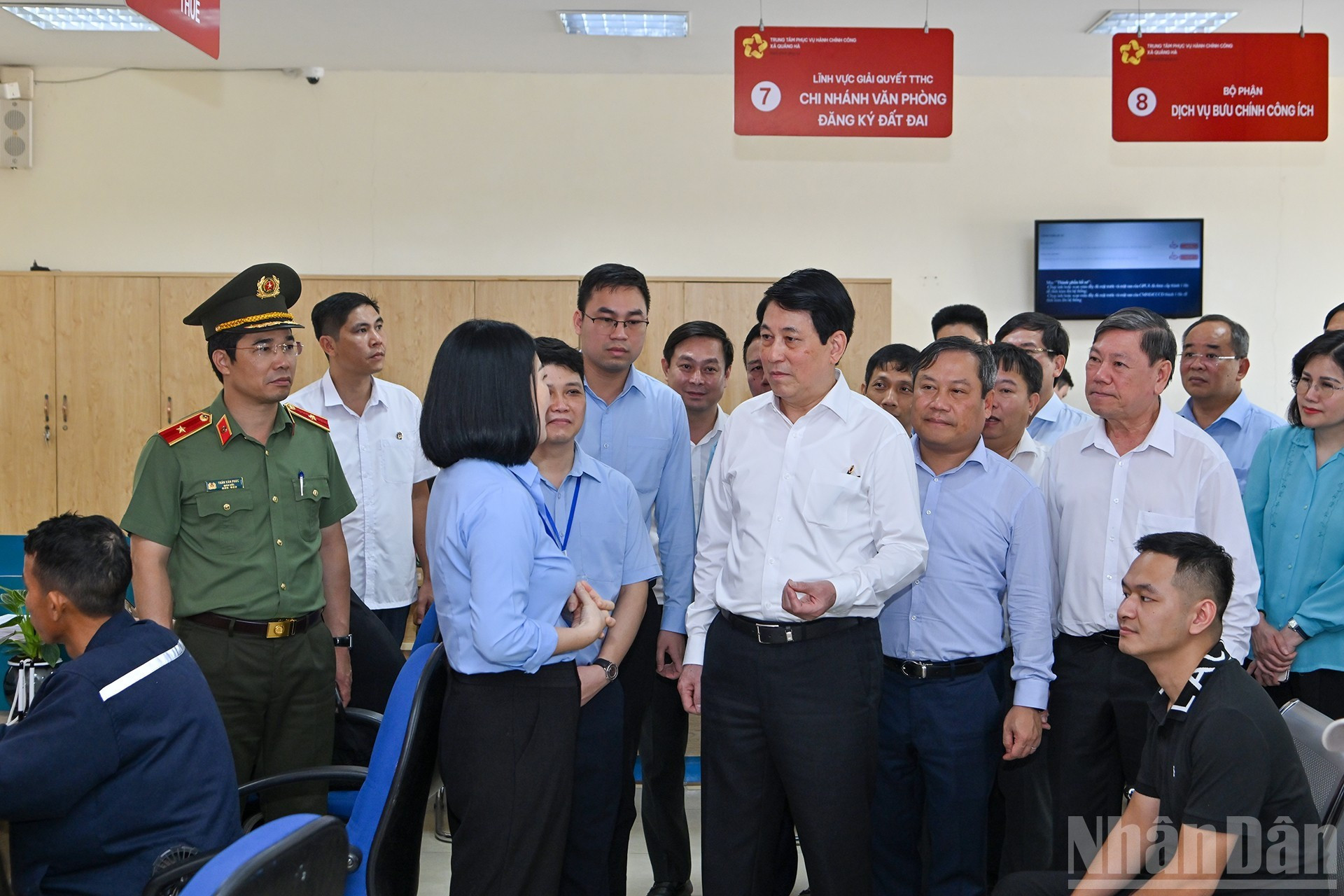 El presidente Luong Cuong conoce los servicios de administración pública de la comuna de Quang Ha. El presidente Luong Cuong conoce los servicios de administración pública de la comuna de Quang Ha.