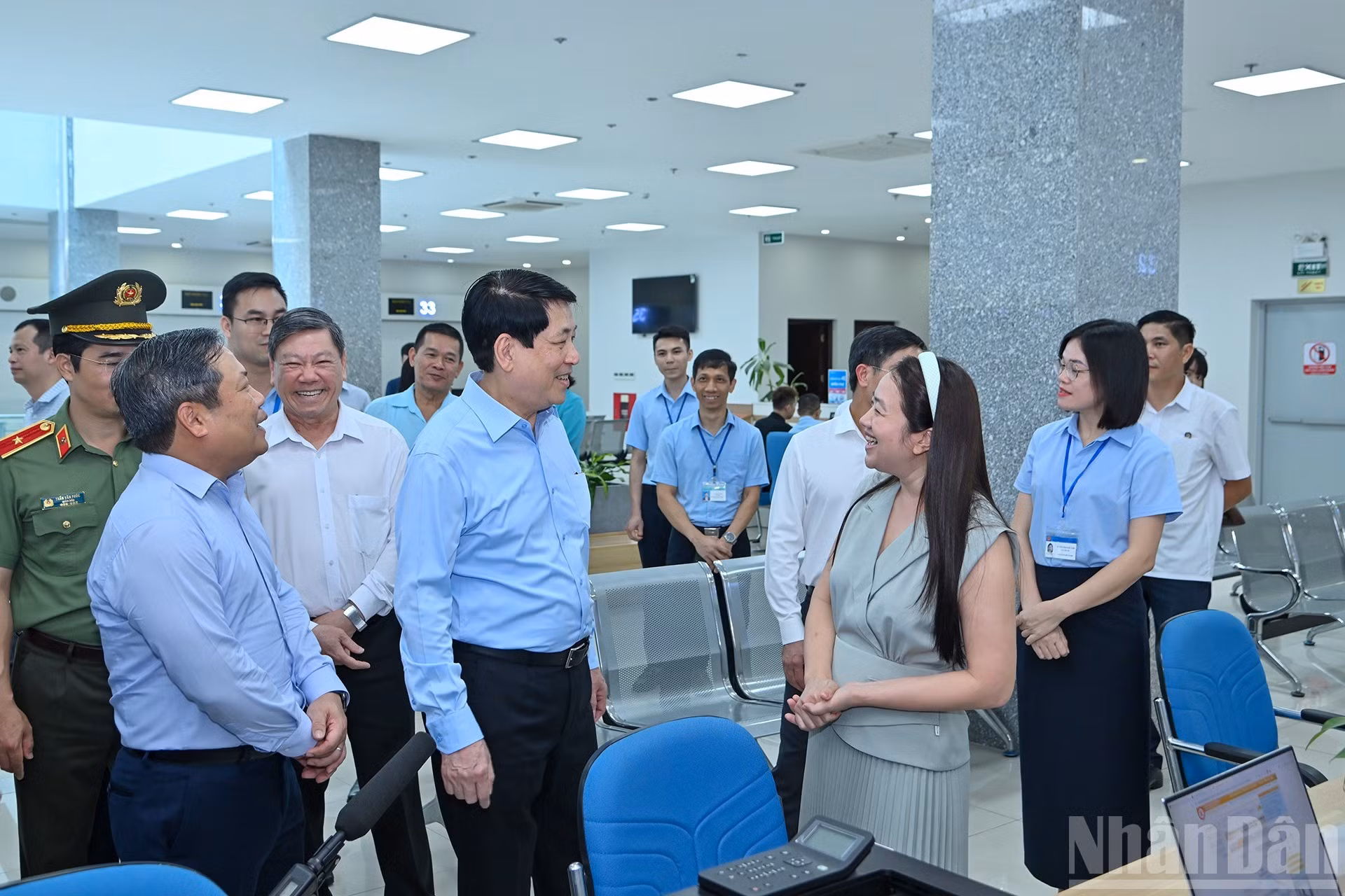El dirigente conversa con habitantes que vienen a realizar trámites en el establecimiento.