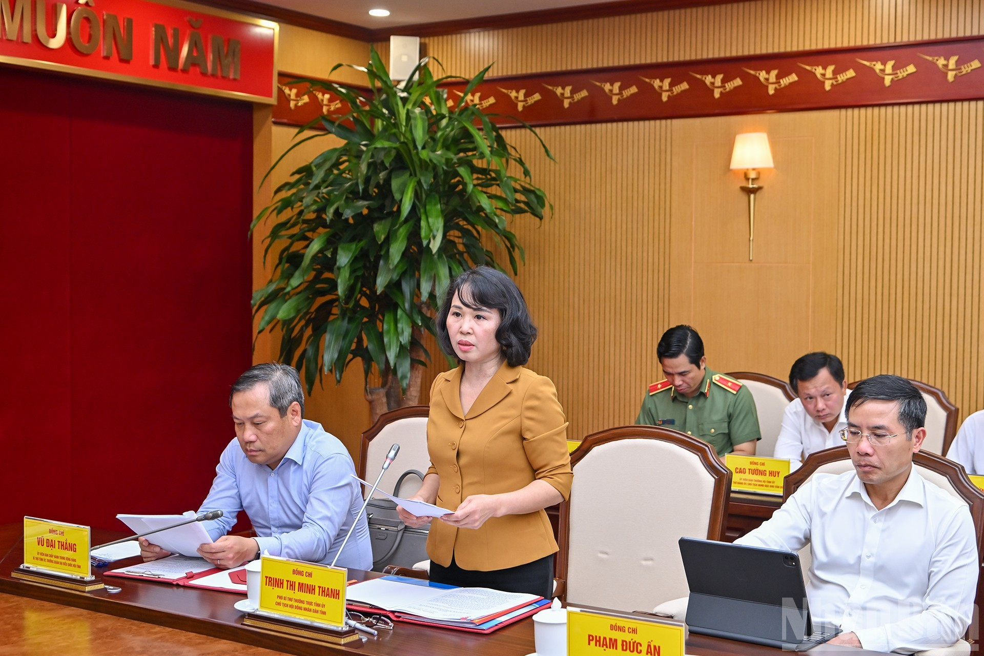 La vicesecretaria permanente del Comité del Partido en Quang Ninh y presidenta del Consejo Popular provincial, Trinh Thi Minh Thanh, presenta un informe. La vicesecretaria permanente del Comité del Partido en Quang Ninh y presidenta del Consejo Popular provincial, Trinh Thi Minh Thanh, presenta un informe.