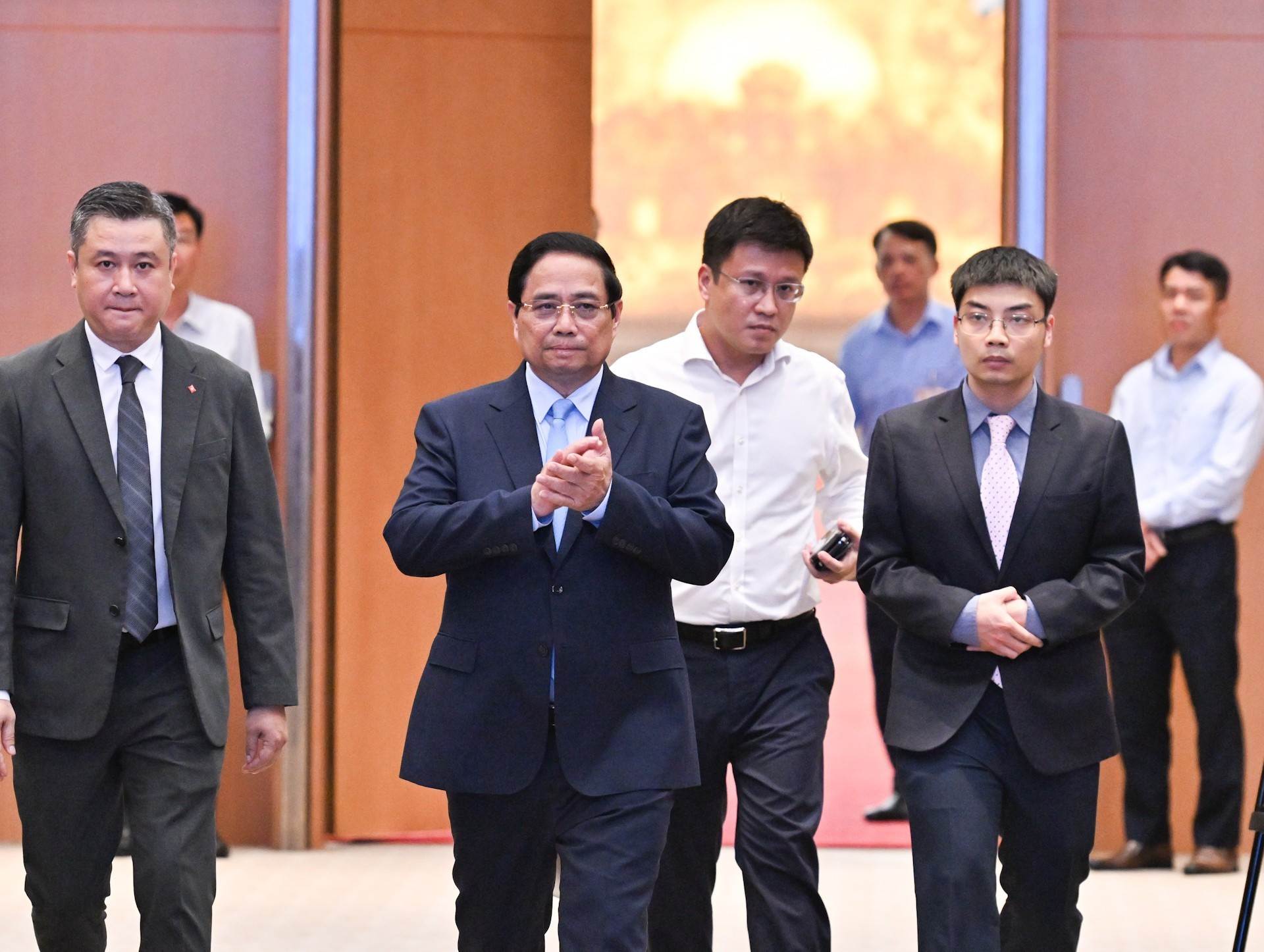 El primer ministro de Vietnam, Pham Minh Chinh, llega al acto.